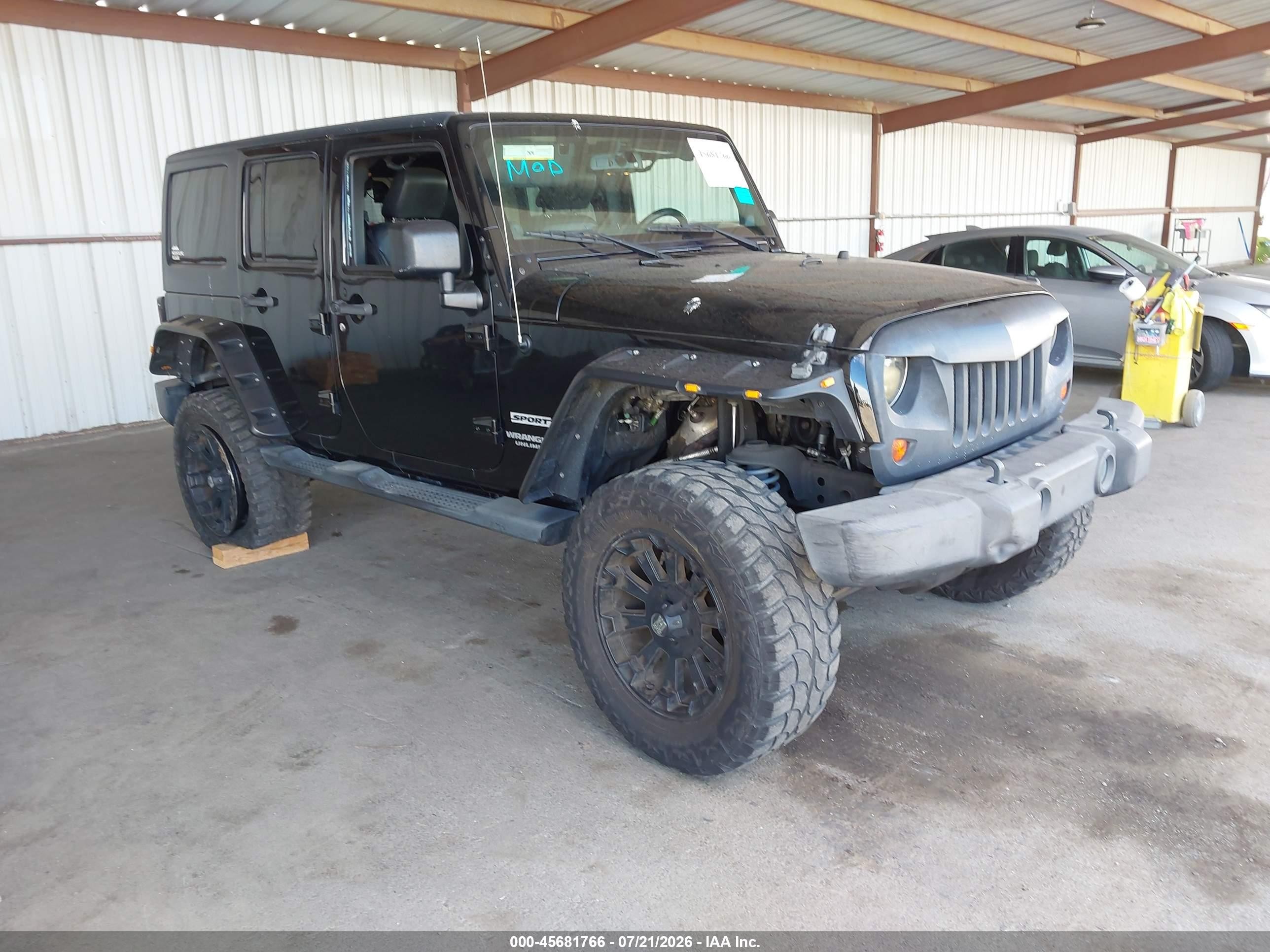 2013 Jeep Wrangler Unlimited Sport, VIN 1C4BJWDG5DL577580 — Бок