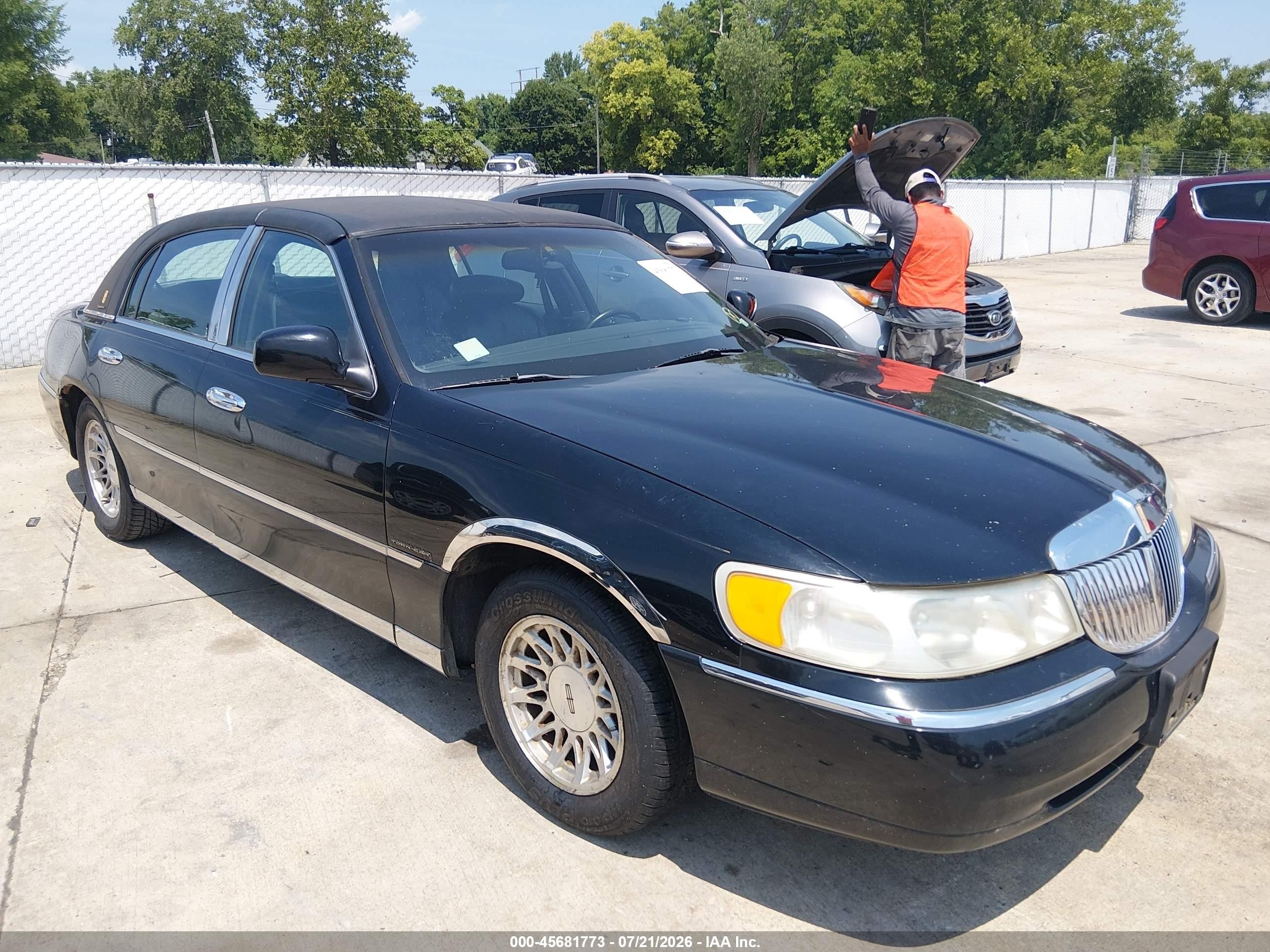 1998 Lincoln Town Car Signature, VIN 1LNFM82W9WY669100 — Обычный износ