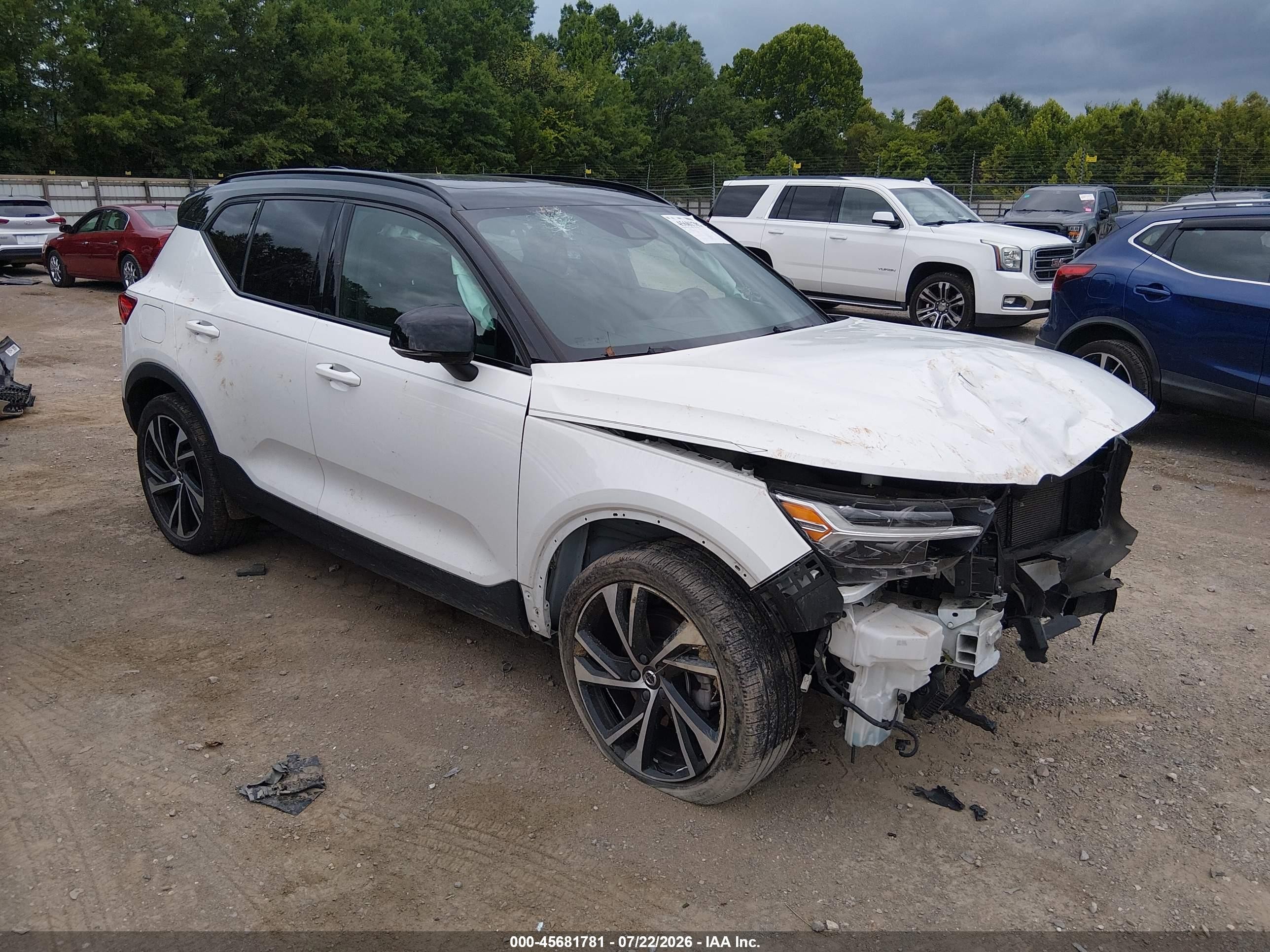 2021 Volvo XC40 R-Design, VIN YV4162UM3M2467447 — Перед