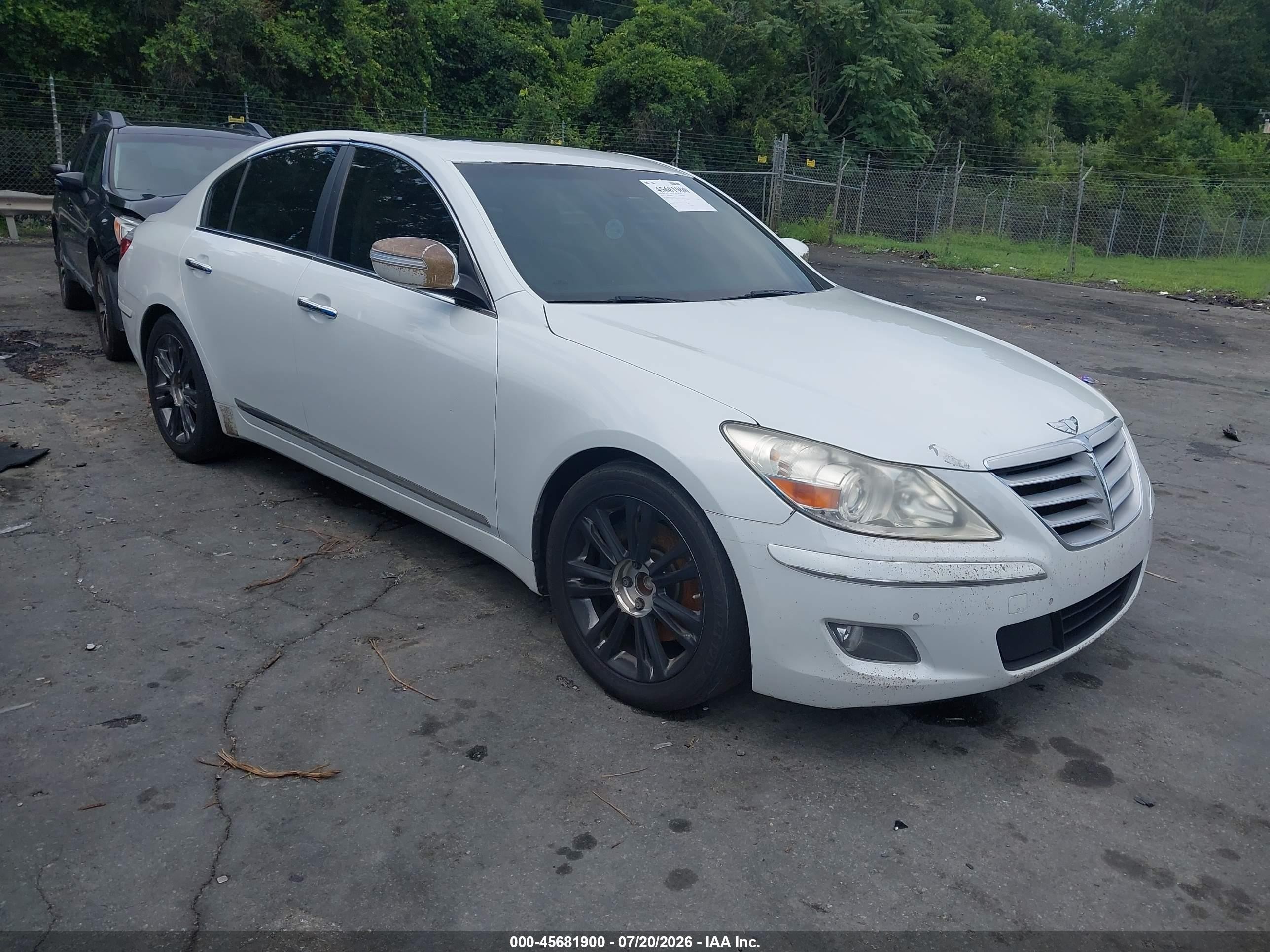 2010 Hyundai Genesis, VIN KMHGC4DF8AU070282 — Normal wear