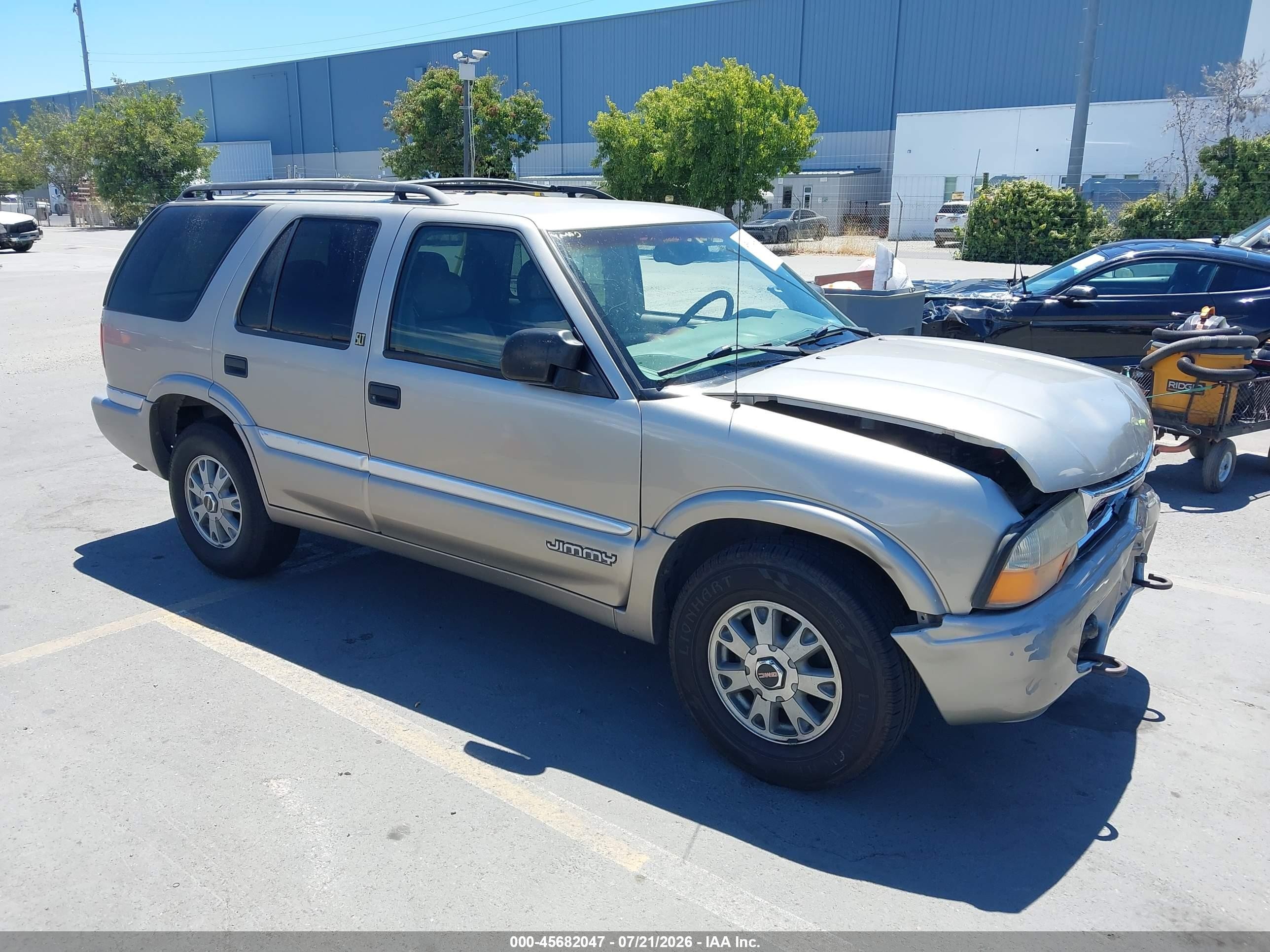 1999 GMC Jimmy SLT, VIN 1GKDT13W2X2515860 — Front end