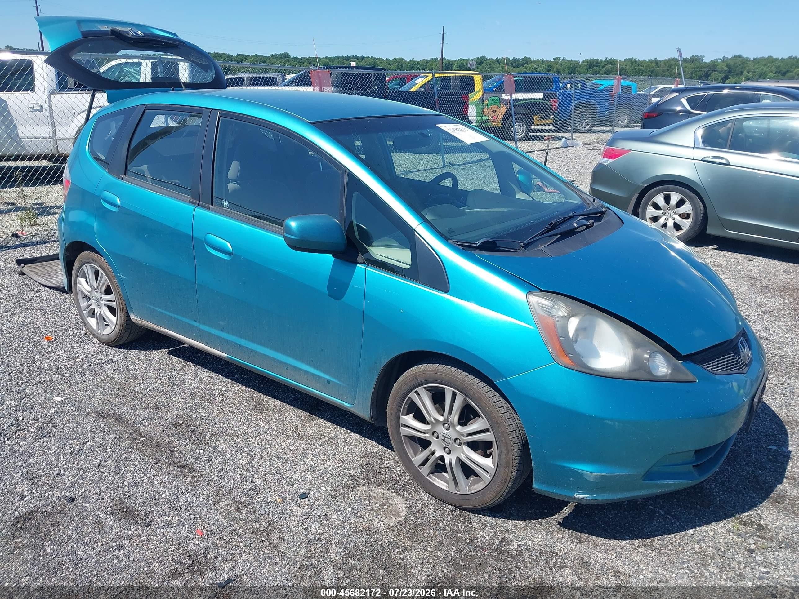 2012 Honda Fit, VIN JHMGE8H32CC035301 — Front end