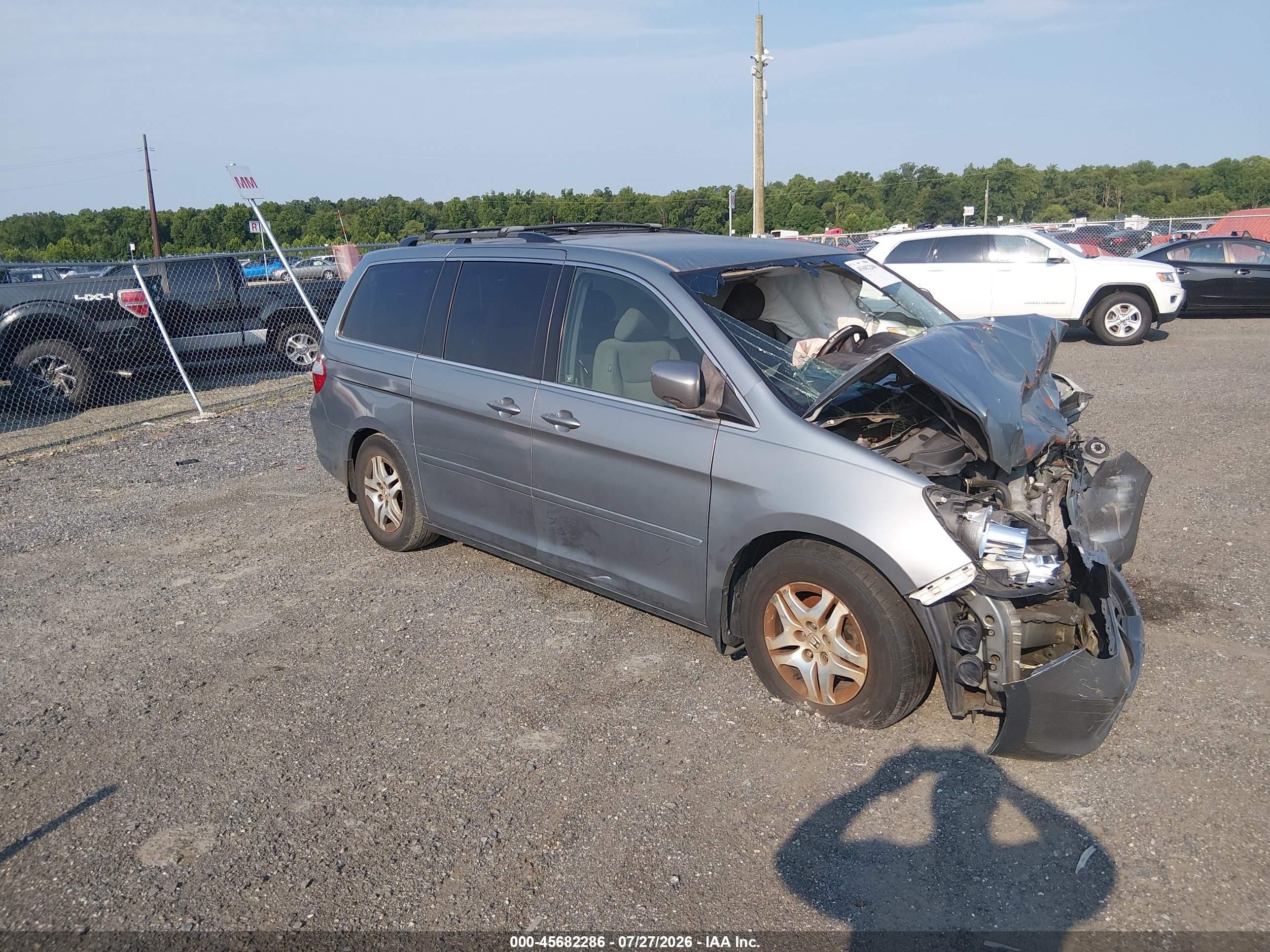2005 Honda Odyssey EX, VIN 5FNRL38445B046687 — Front end