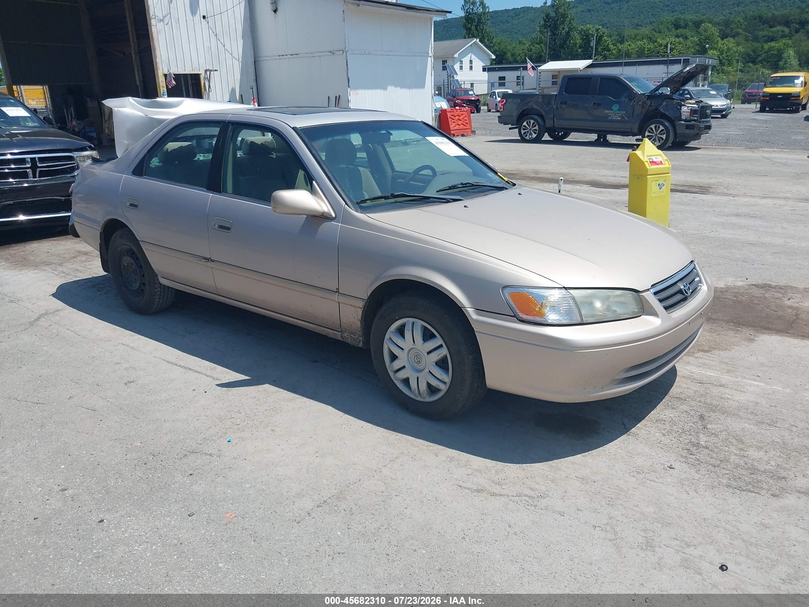 2001 Toyota Camry LE, VIN 4T1BG28K91U086761 — Rear end