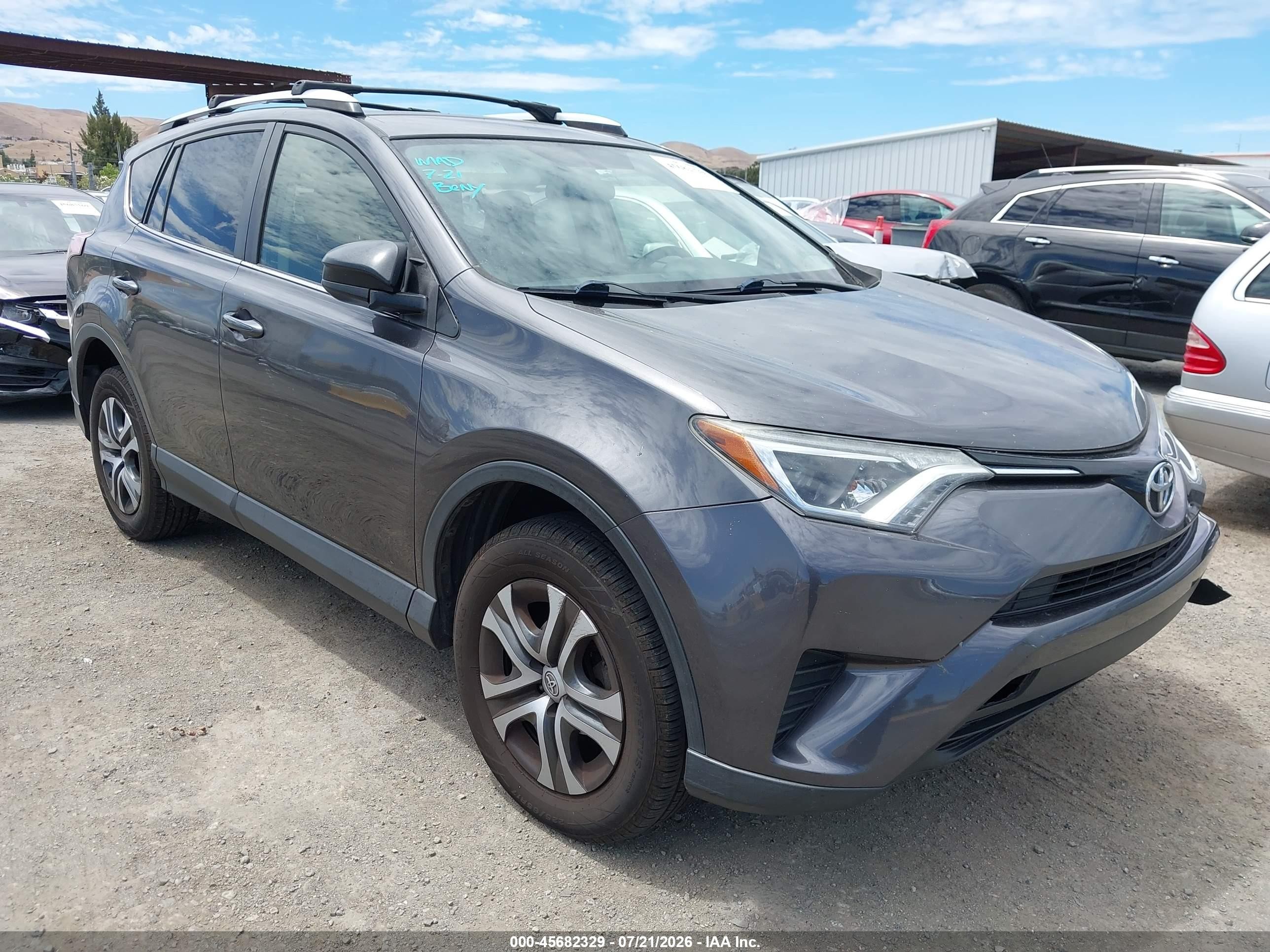 2016 Toyota RAV4 LE, VIN JTMZFREV8GJ077850 — Front end