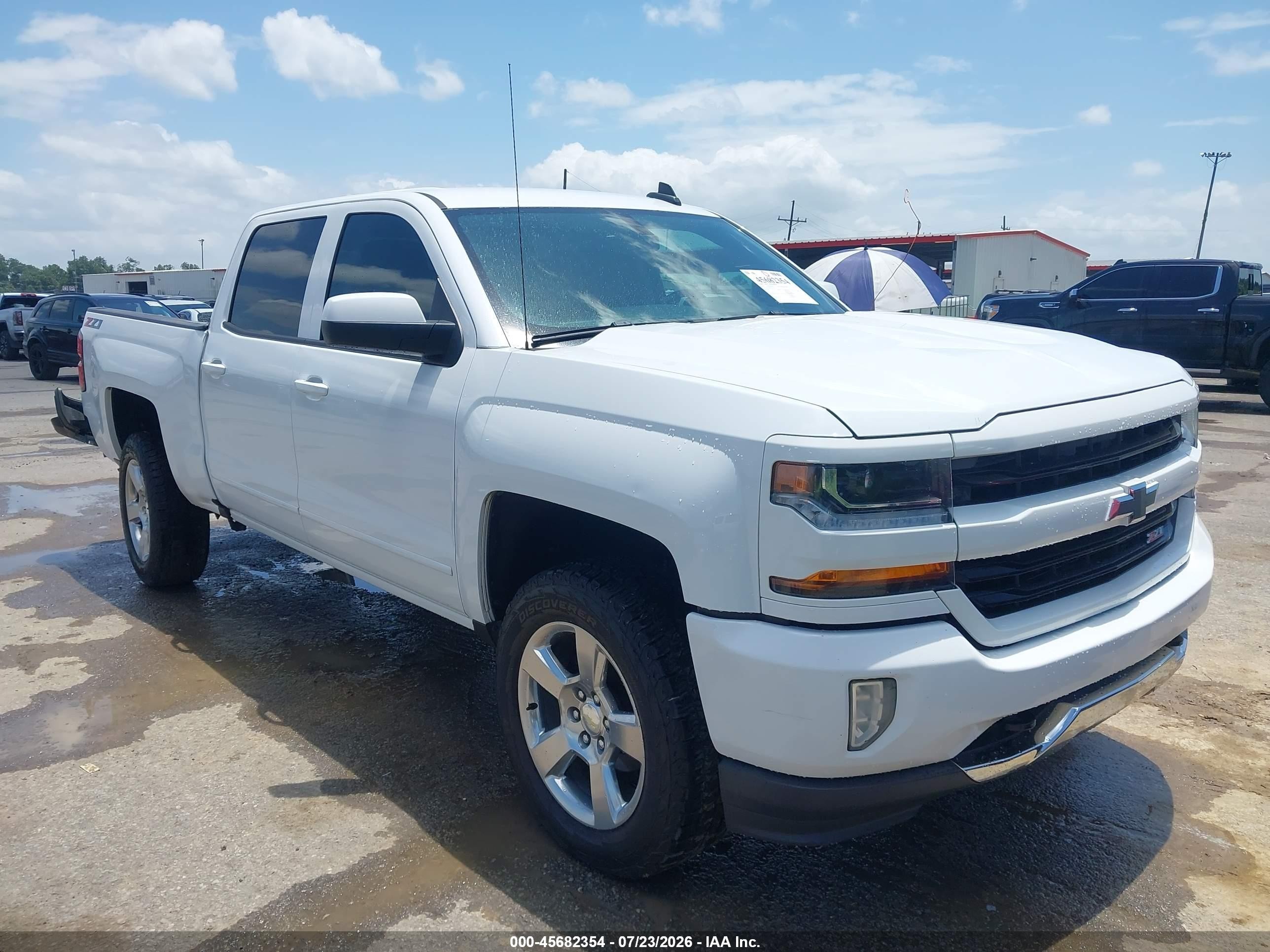 2018 Chevrolet Silverado 1500 LT, VIN 3GCUKREC1JG537752 — Rear end