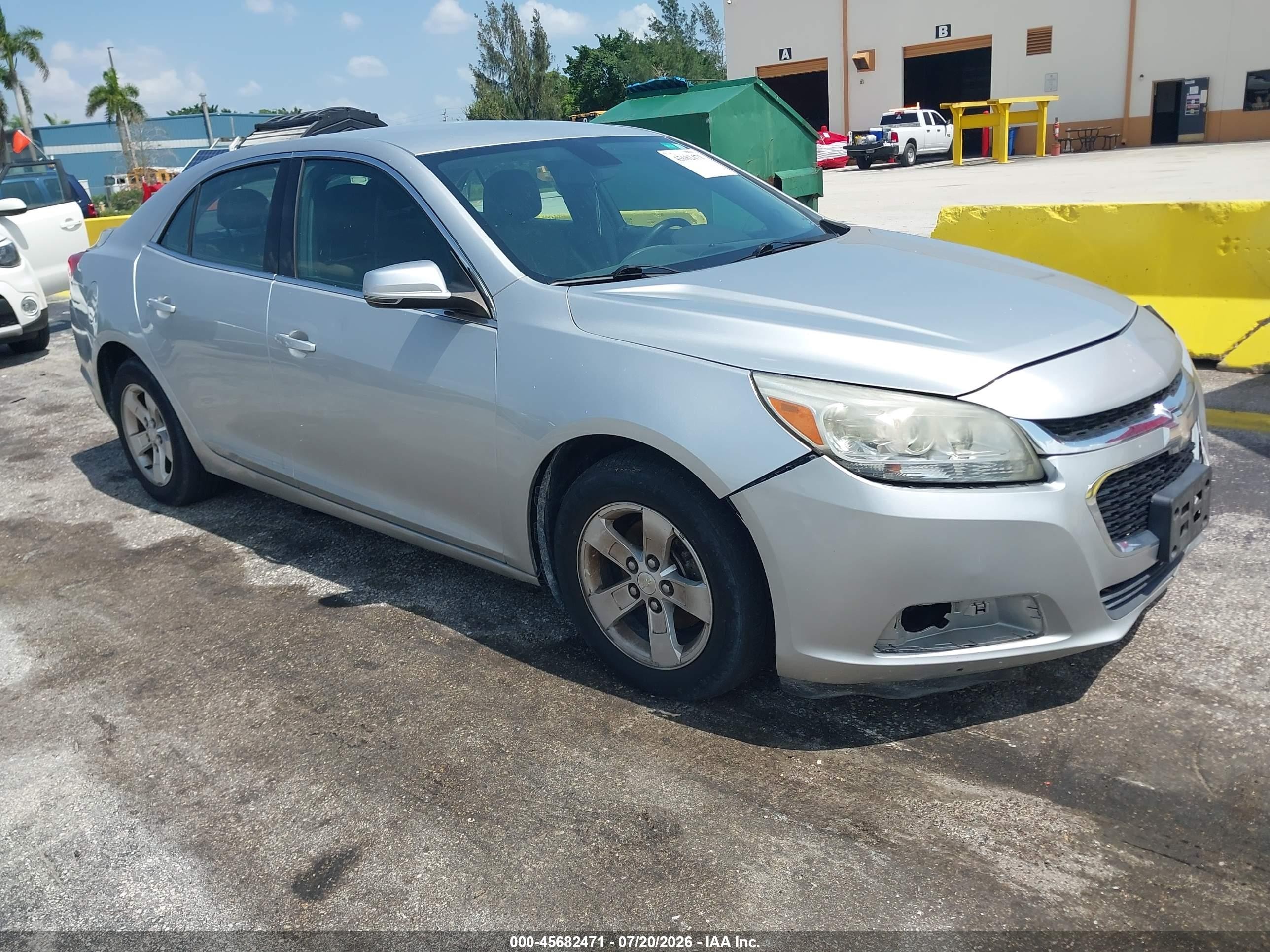 2016 Chevrolet Malibu LT, VIN 1G11C5SA8GF144944 — Front end