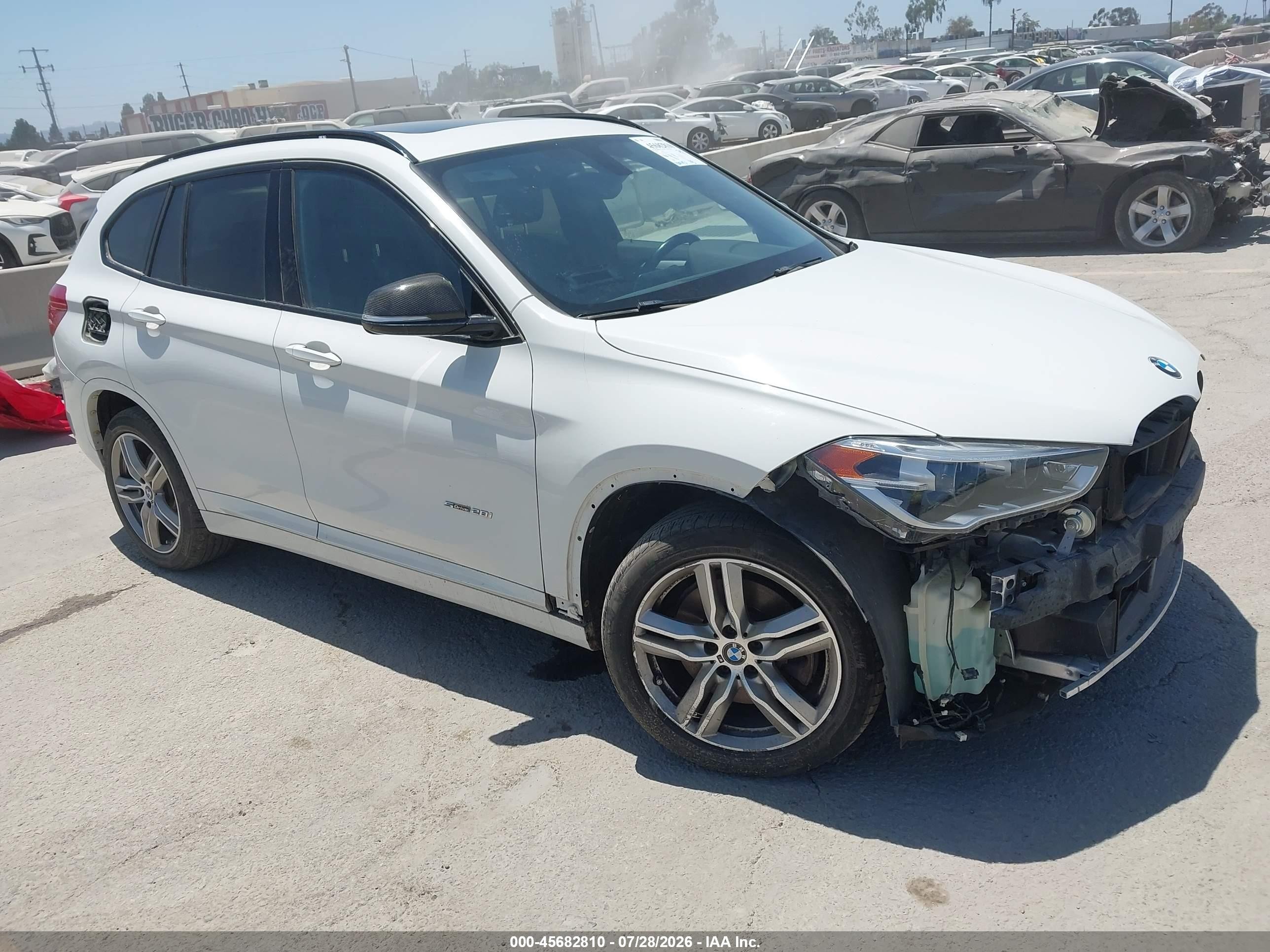 2017 BMW X1 sDrive28i, VIN WBXHU7C37H5H38646 — Перед