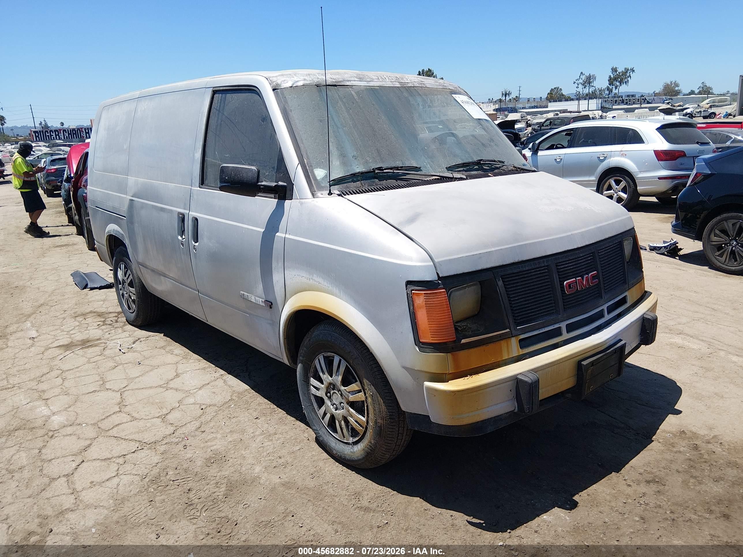 1993 GMC Safari, VIN 1GTDM19Z6PB505245 — Normal wear