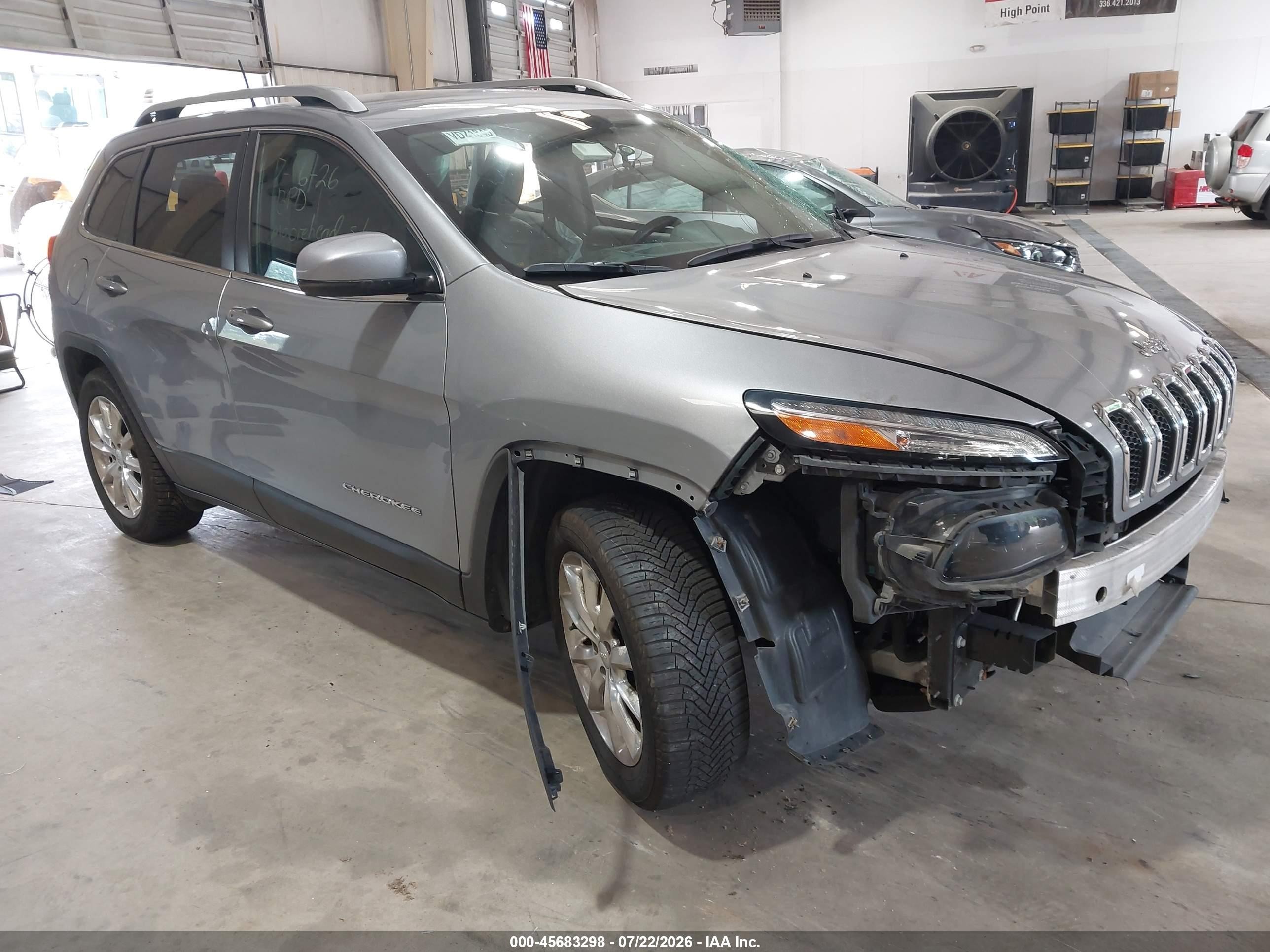 2017 Jeep Cherokee Limited, VIN 1C4PJMDB7HW665453 — Side