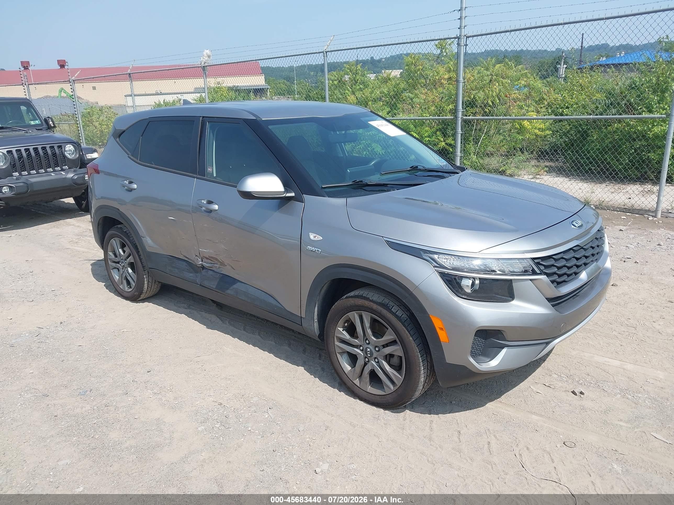 2021 Kia Seltos LX, VIN KNDEPCAA5M7046687 — Side
