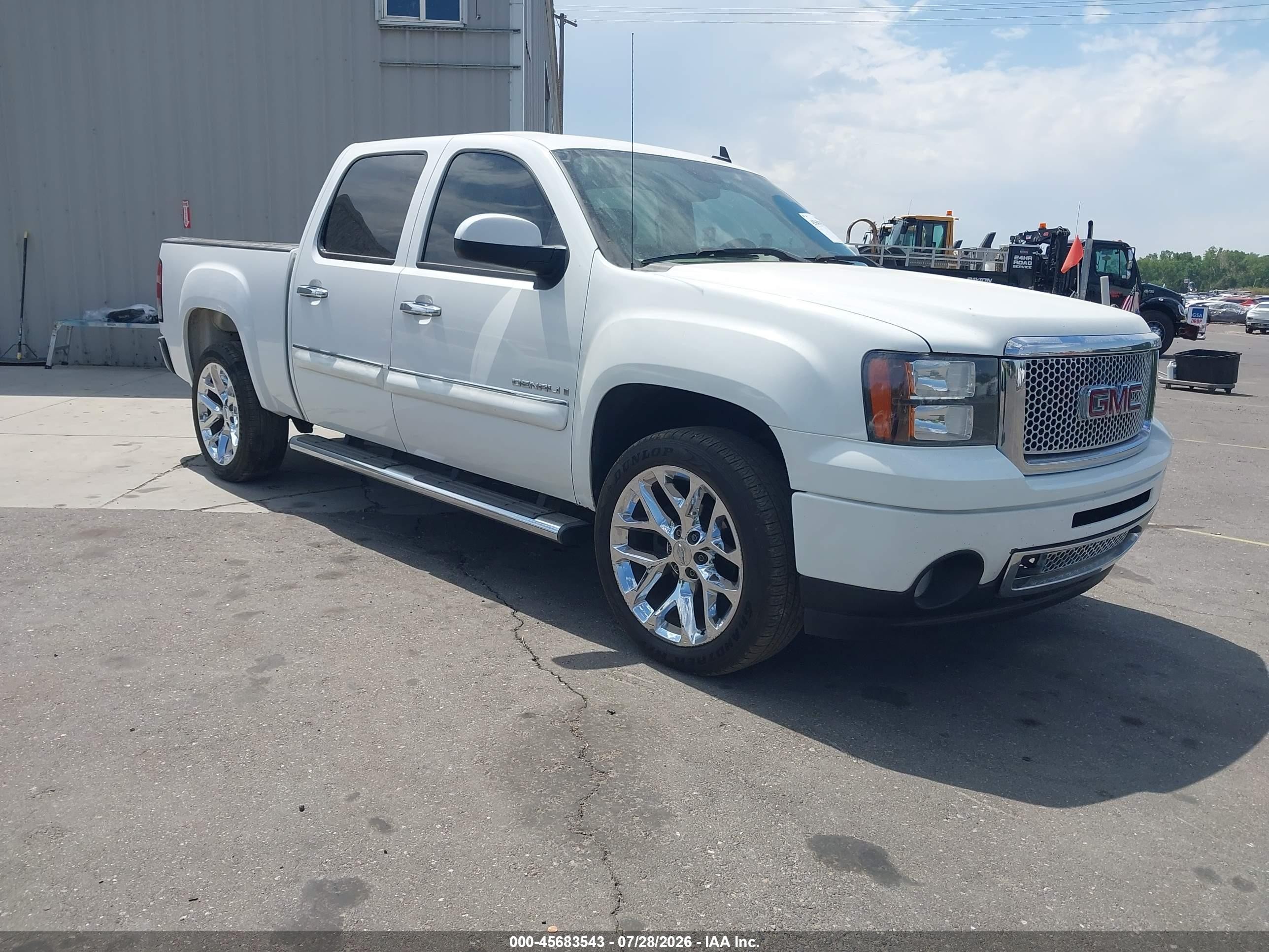 2008 GMC Sierra Denali, VIN 2GTEK638781182316 — Side