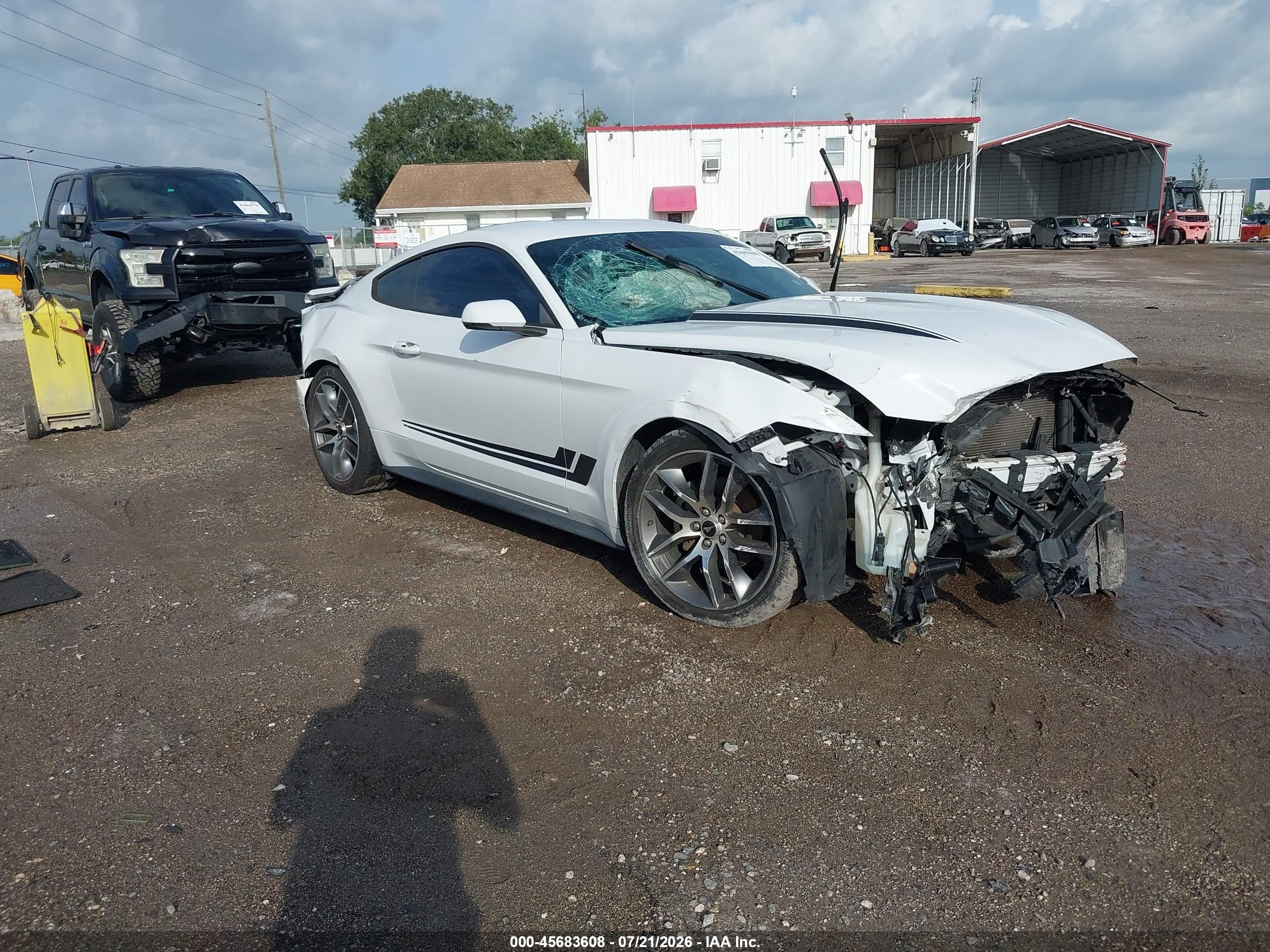 2015 Ford Mustang EcoBoost, VIN 1FA6P8TH7F5328989 — Перед