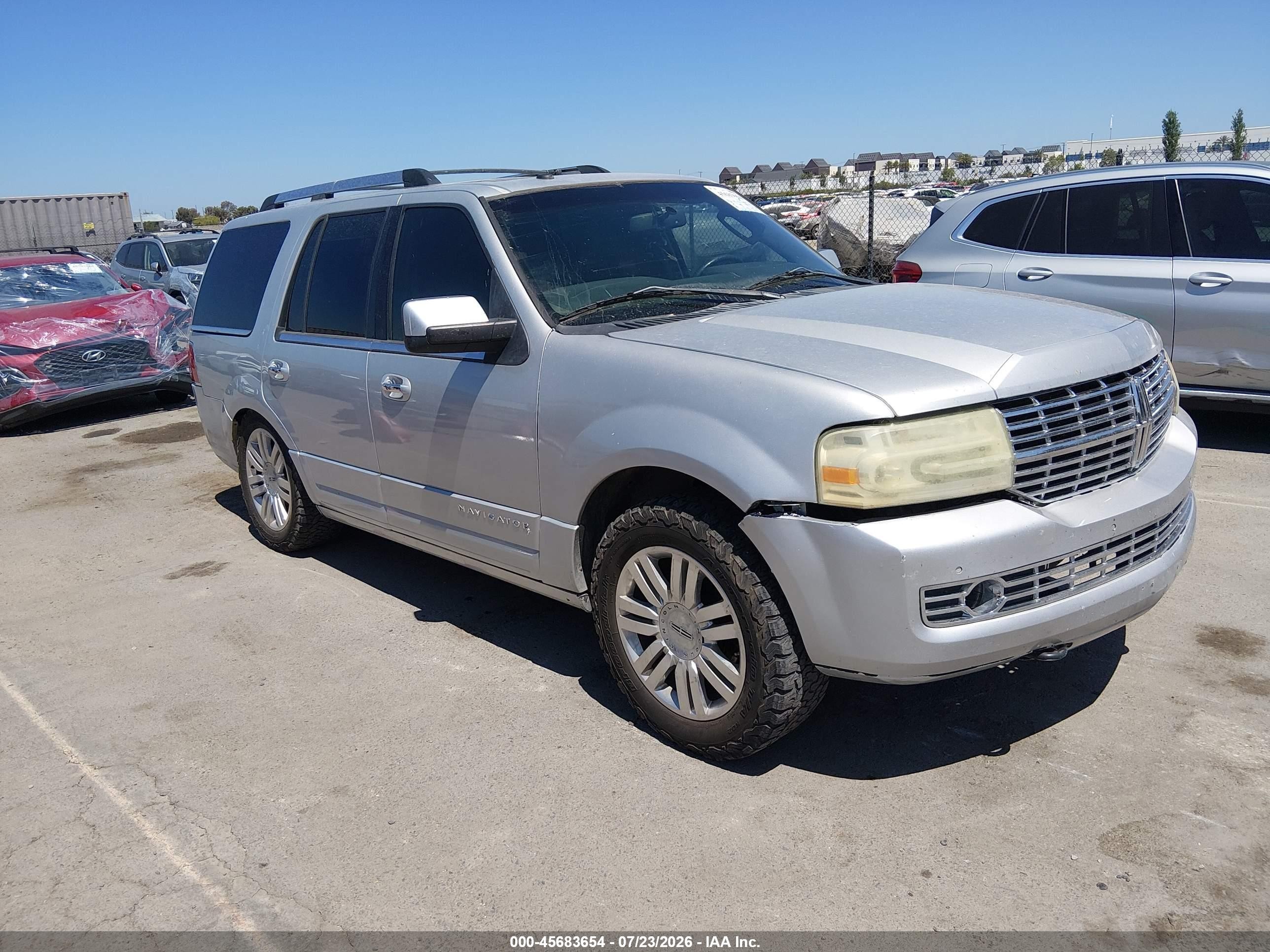 2012 Lincoln Navigator, VIN 5LMJJ2H59CEL03324 — Rear end