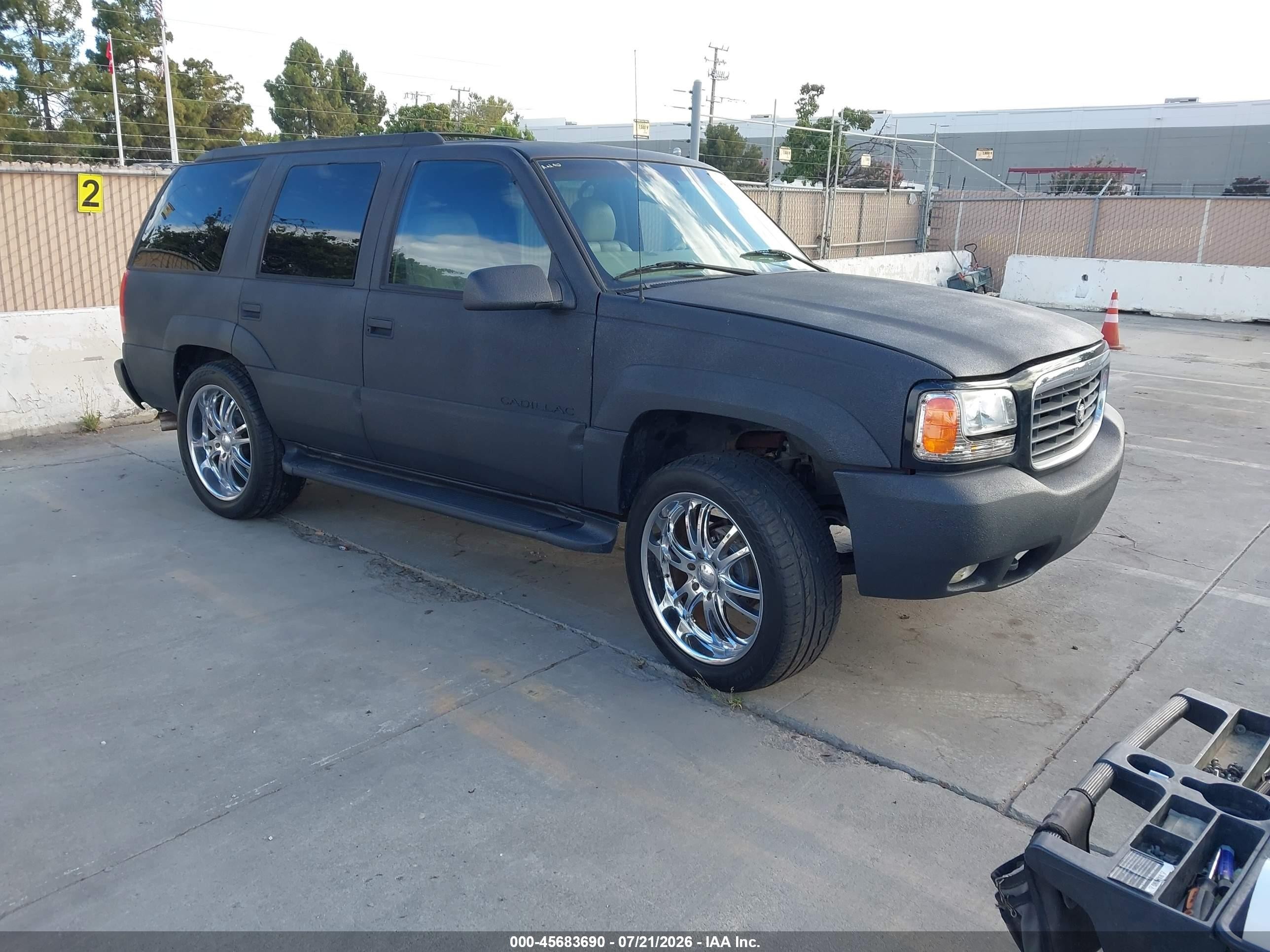 2000 Cadillac Escalade, VIN 1GYEK13R9YR141991 — Rear end