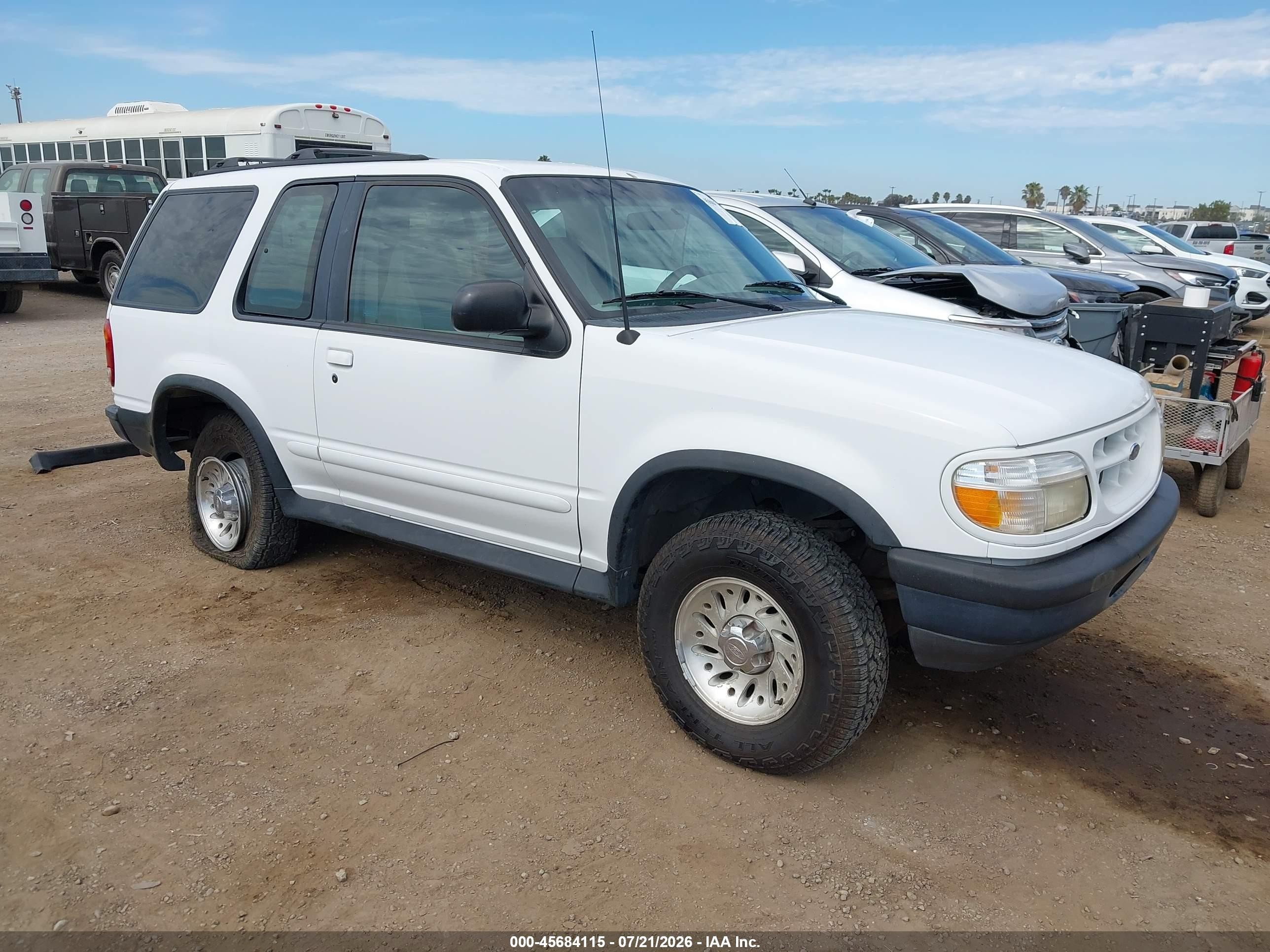 1998 Ford Explorer Sport, VIN 1FMYU22X5WUB67092 — Бок