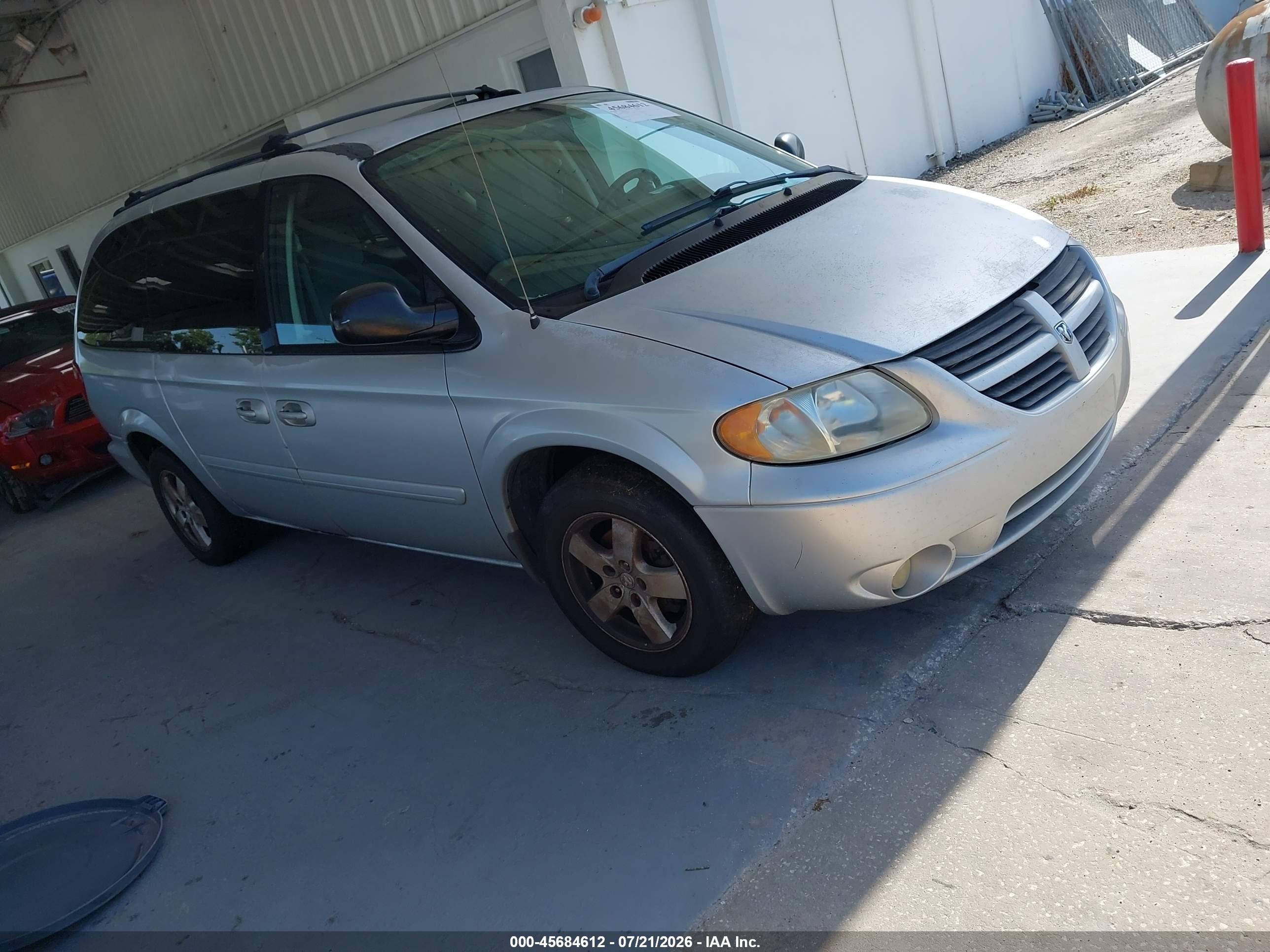 2005 Dodge Caravan SXT, VIN 2D4GP44L25R534512 — Normal wear