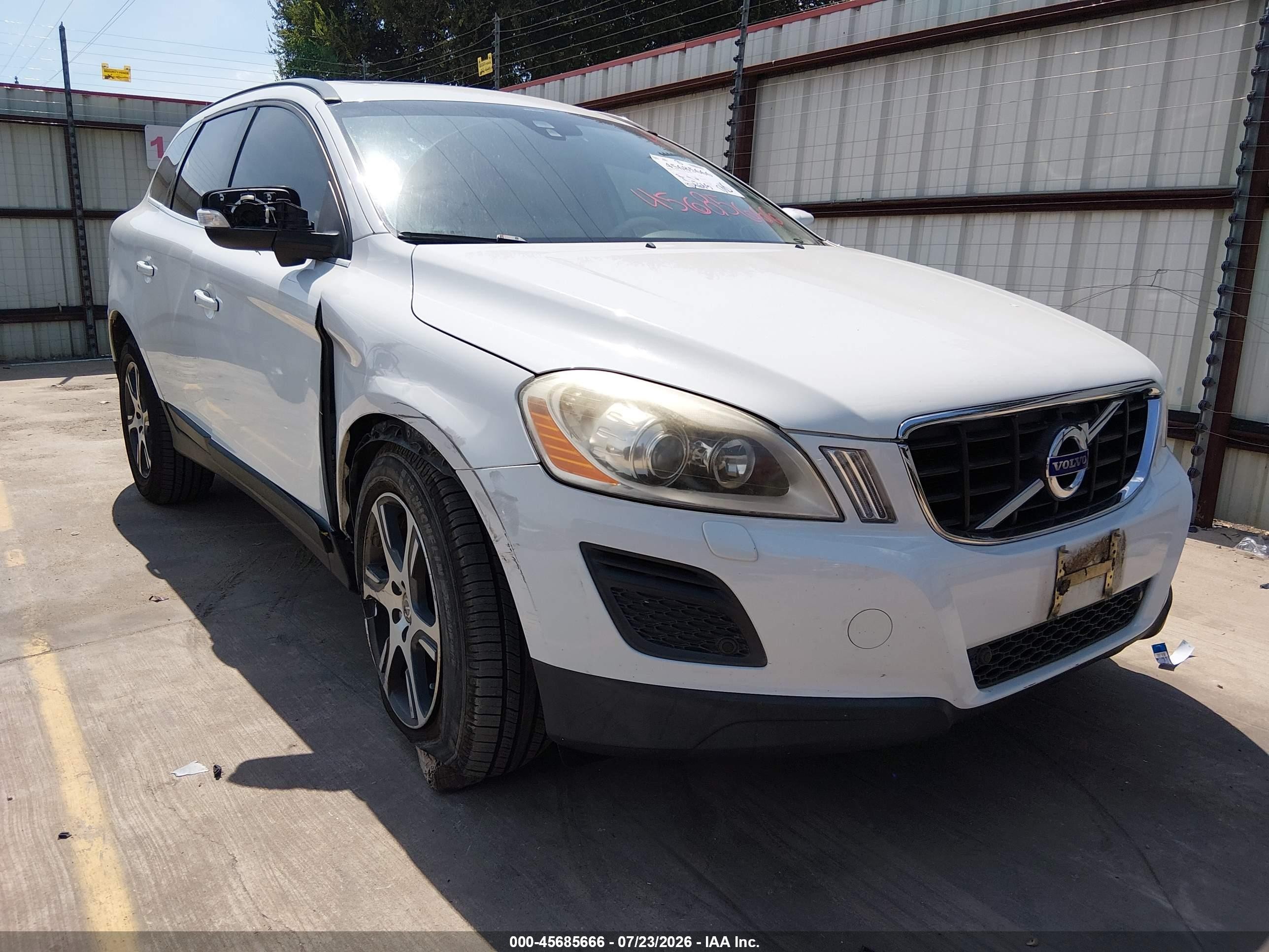 2013 Volvo XC60 T6, VIN YV4902DZ8D2376934 — Front end
