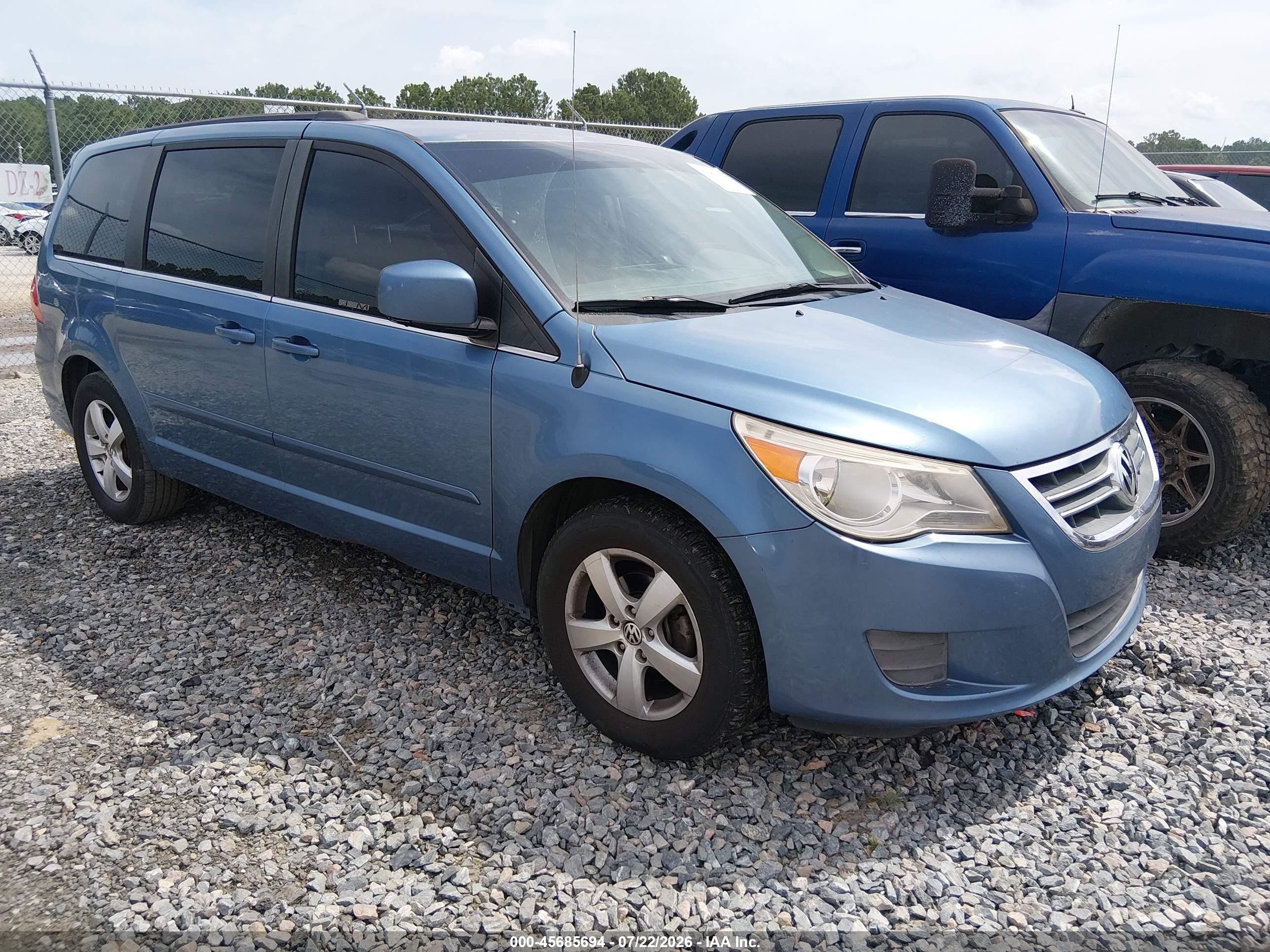 2011 Volkswagen Routan SE, VIN 2V4RW3DG4BR805058 — Normal wear