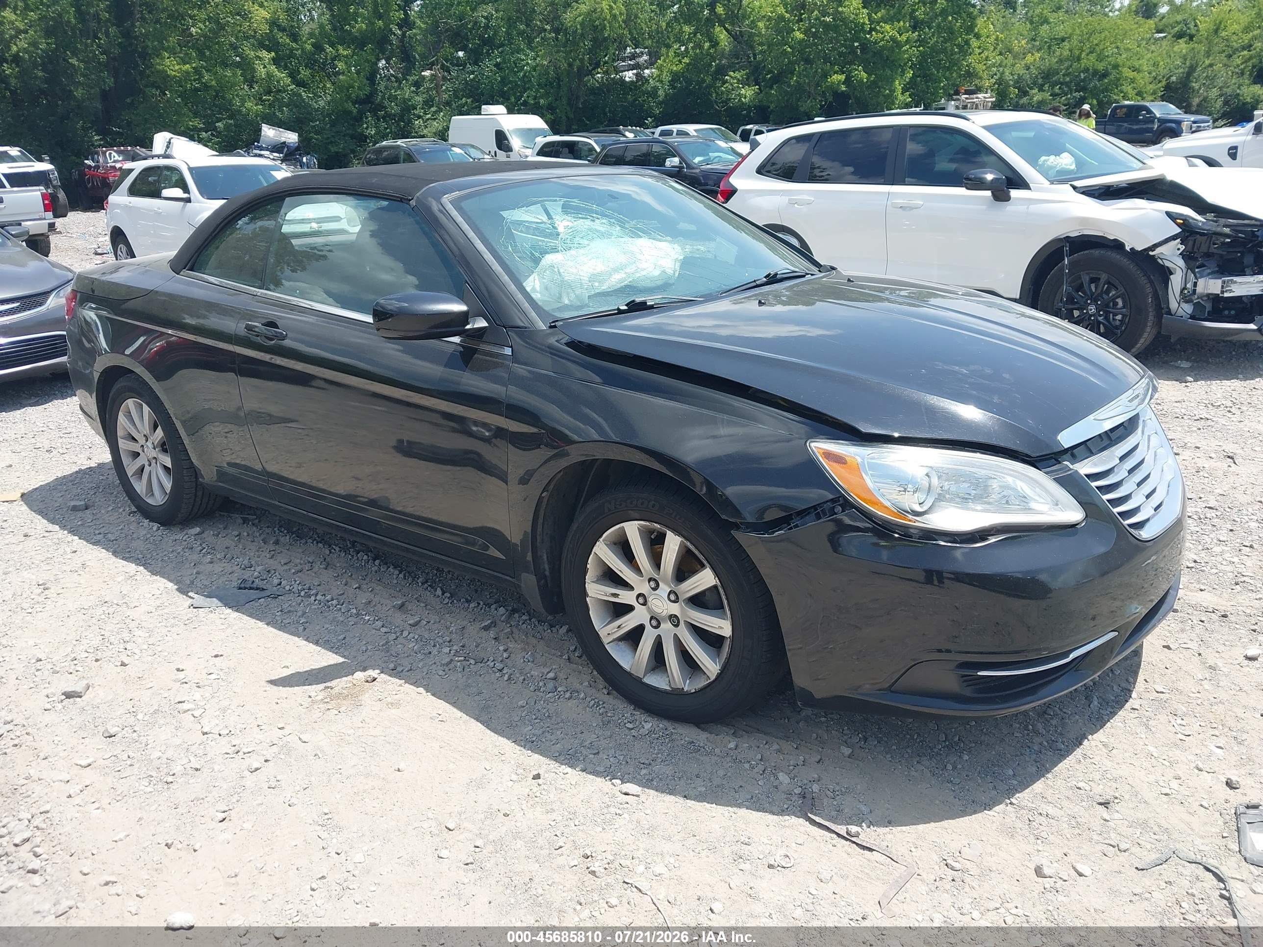 2013 Chrysler 200 Touring, VIN 1C3BCBEB5DN594720 — Front end