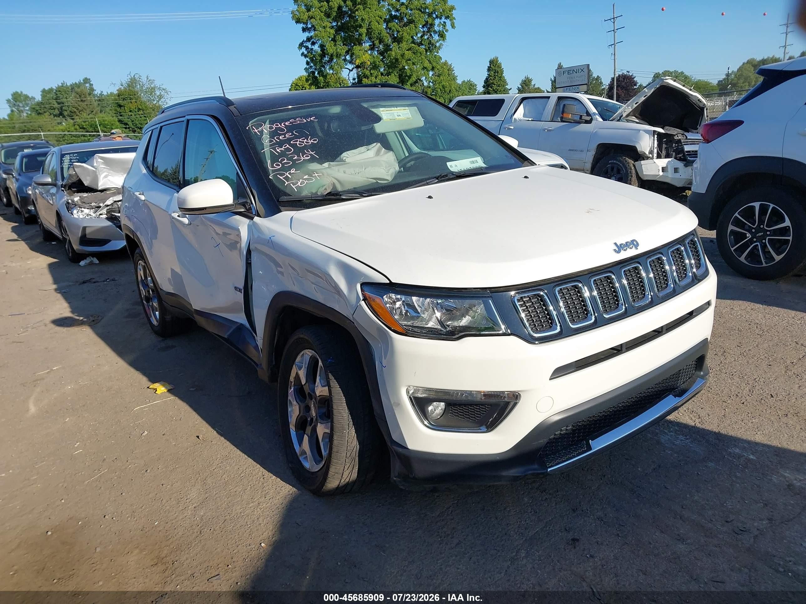 2018 Jeep Compass Limited, VIN 3C4NJDCB9JT456333 — Side