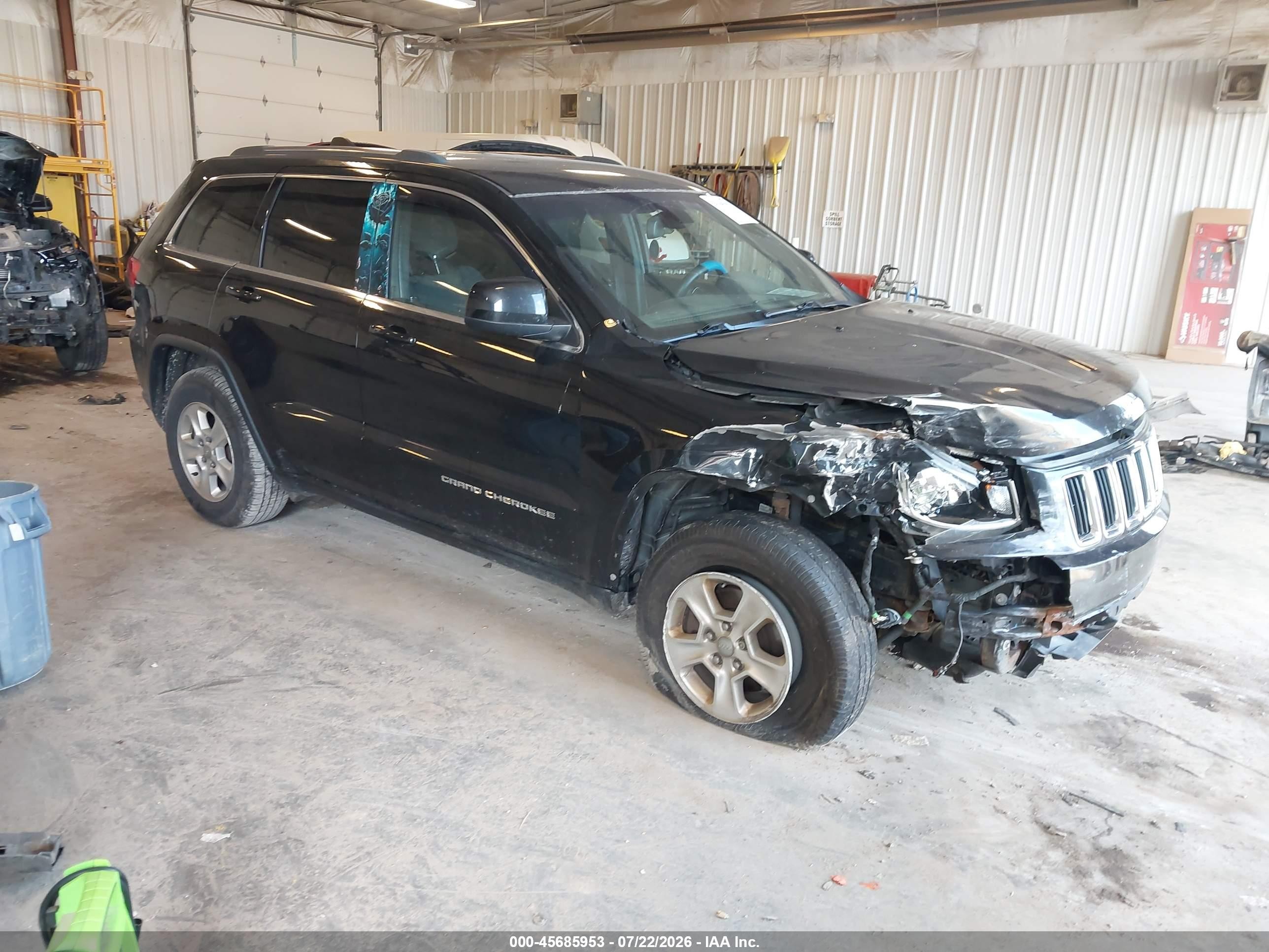 2014 Jeep Grand Cherokee Laredo, VIN 1C4RJFAG2EC392343 — Front end