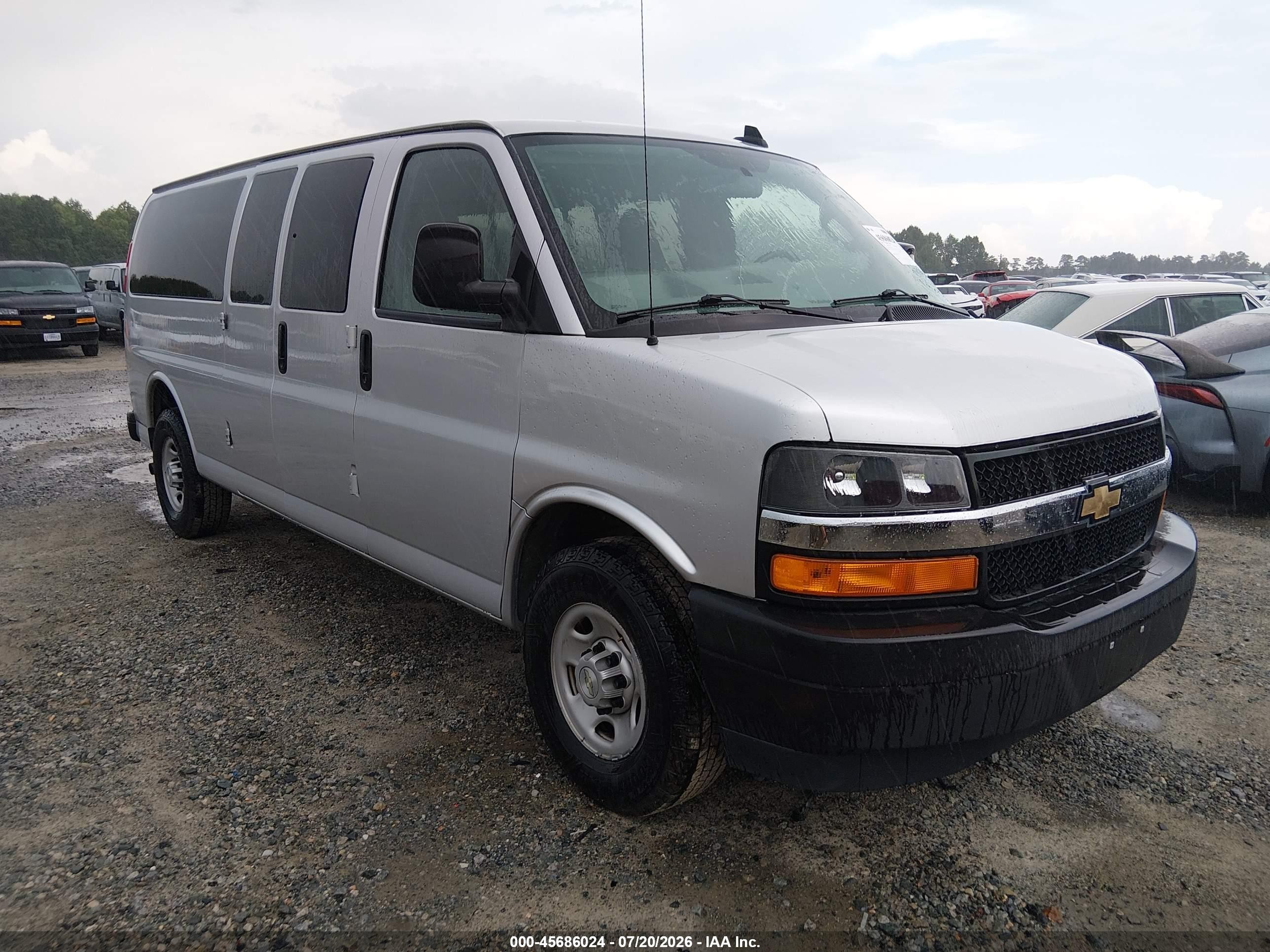 2020 Chevrolet Express Passenger LS, VIN 1GAZGNFP3L1253972 — Normal wear