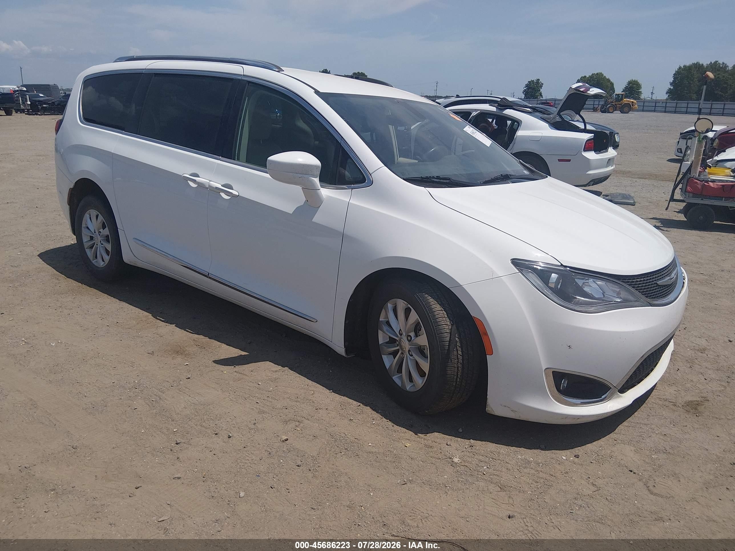 2018 Chrysler Pacifica Touring L, VIN 2C4RC1BG6JR142486 — Front end