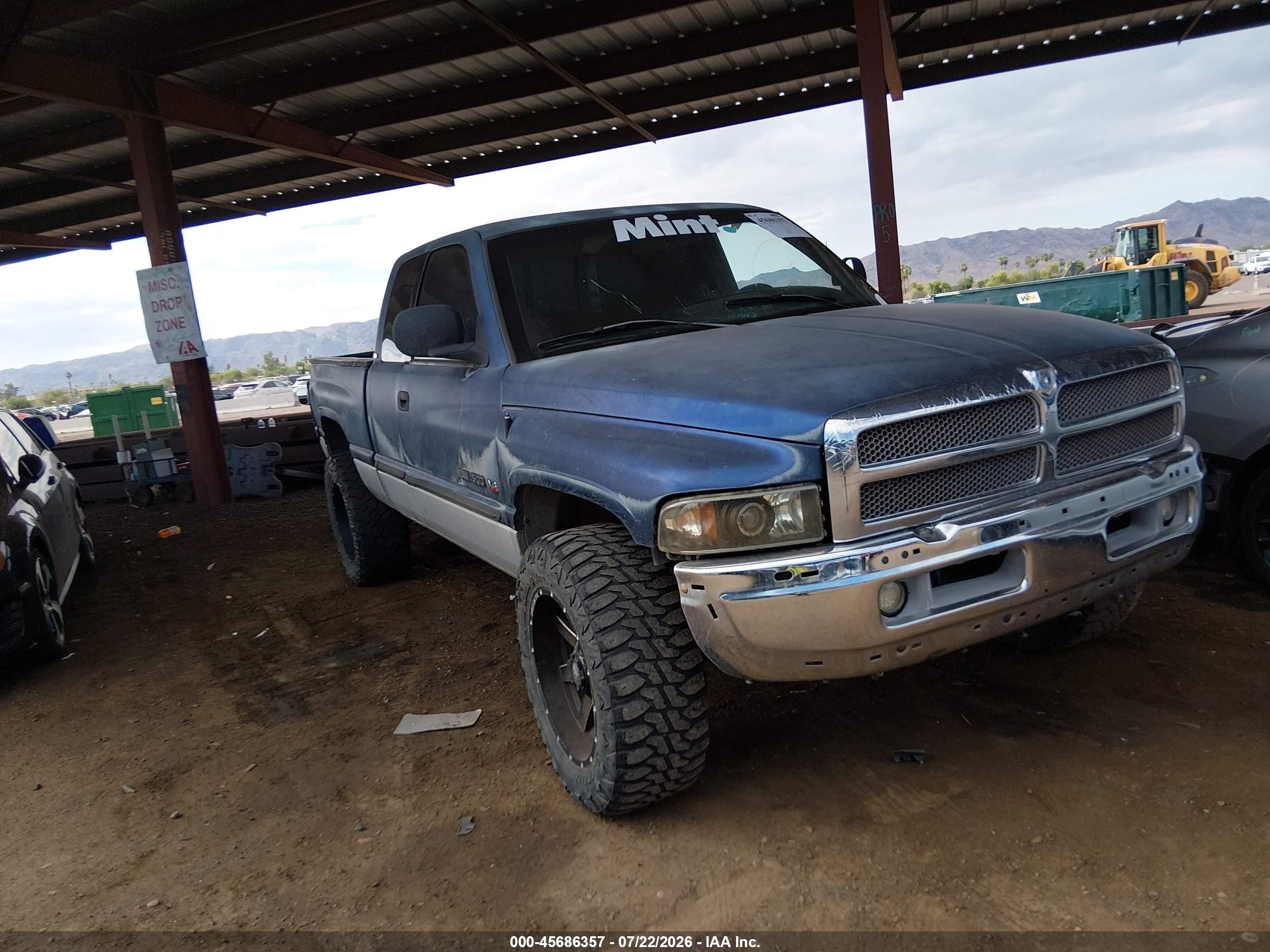 2001 Dodge 1500, VIN 3B7HF13YX1M263362 — Front end