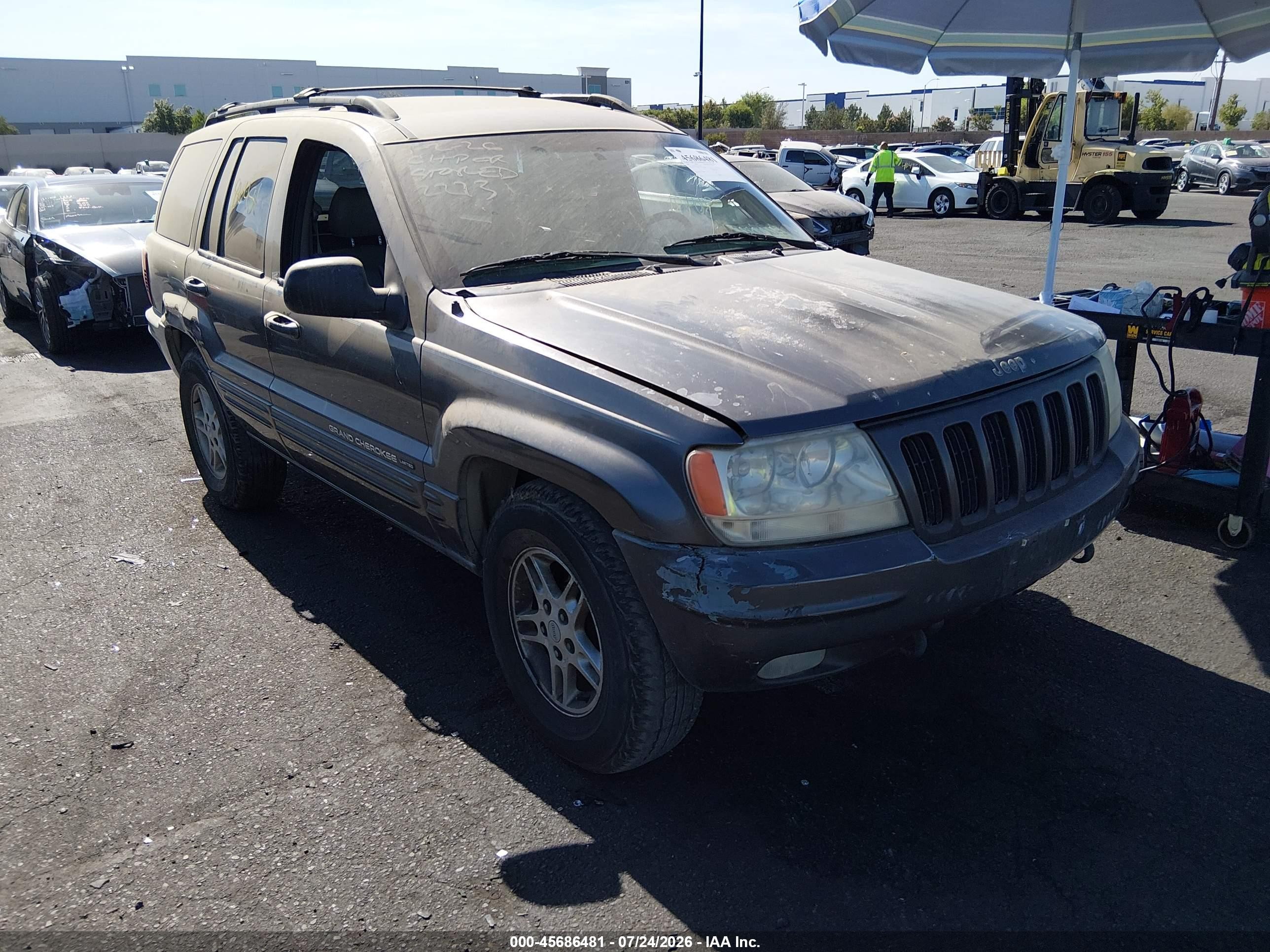 2000 Jeep Grand Cherokee Limited, VIN 1J4GW58NXYC212273 — Side