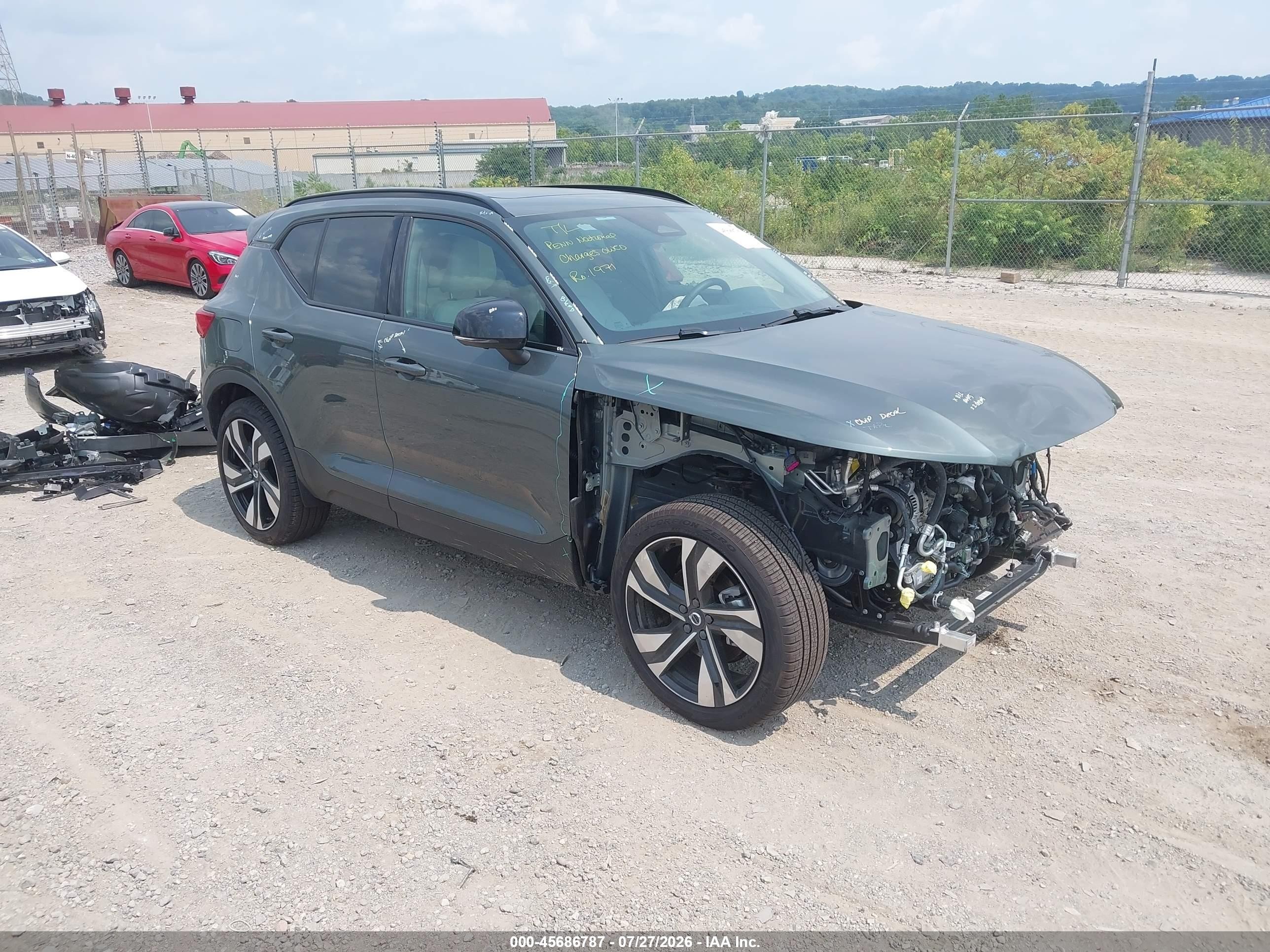 2026 Volvo XC40 Plus, VIN YV4L12UC4T2772243 — Перед