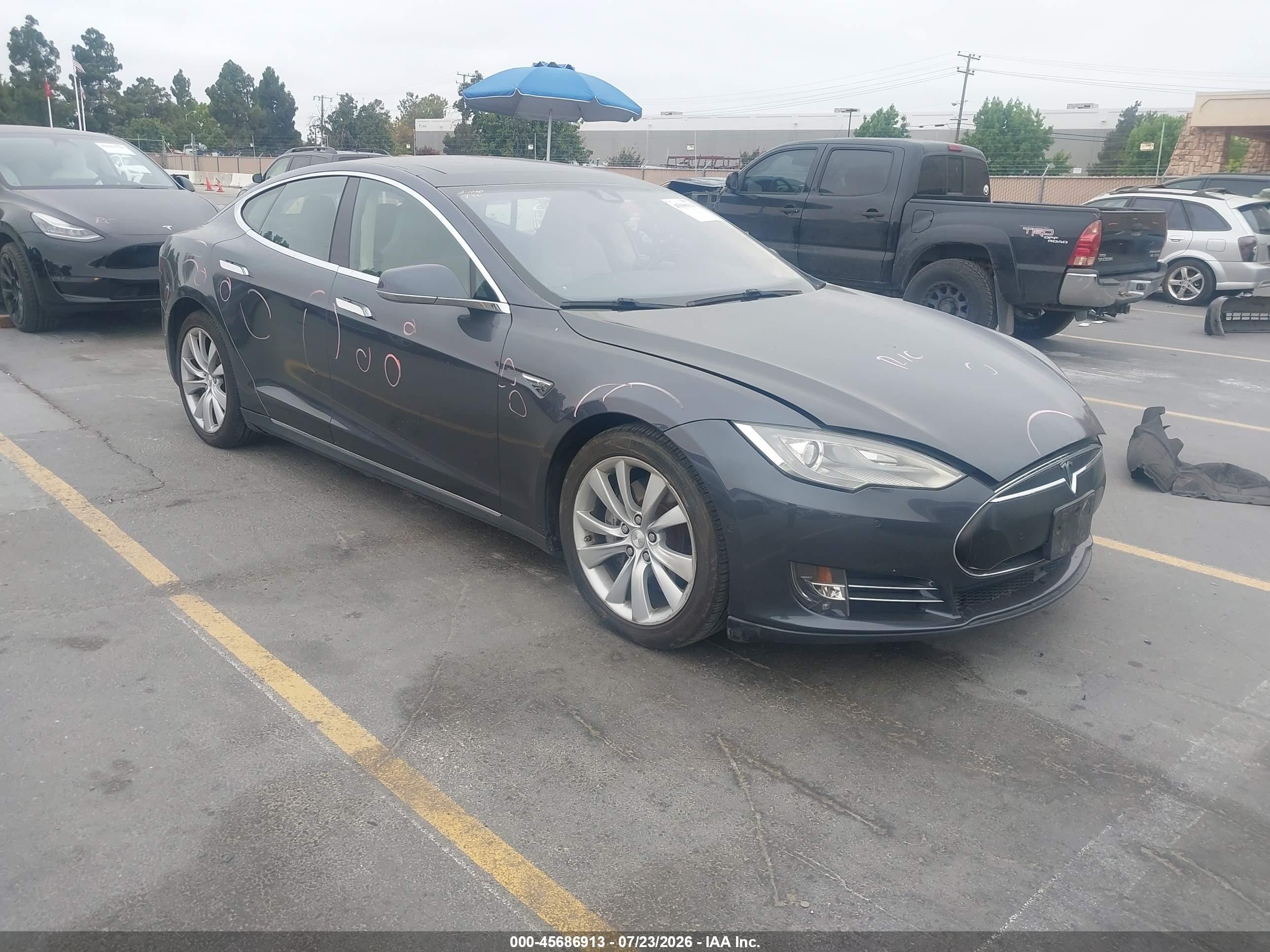 2014 Tesla Model S 60, VIN 5YJSA1H17EFP62257 — Зад