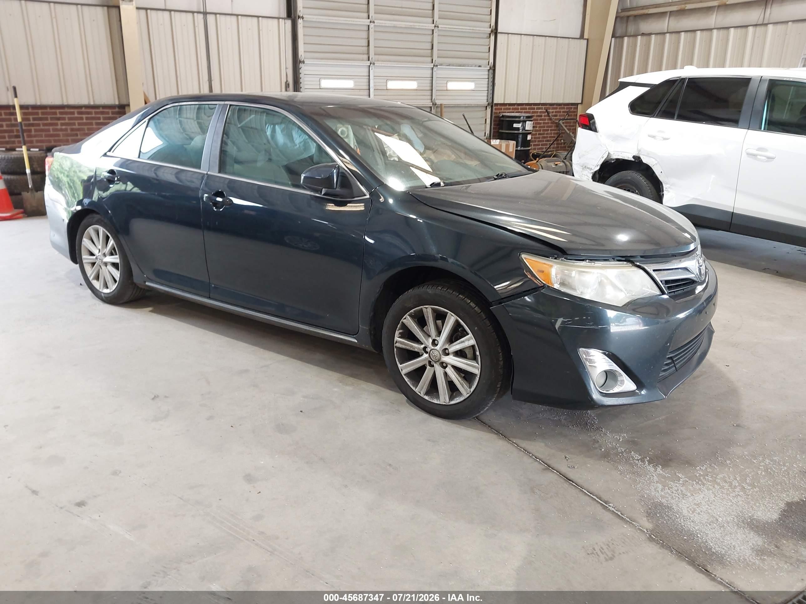 2014 Toyota Camry XLE, VIN 4T1BK1FK4EU541341 — Side