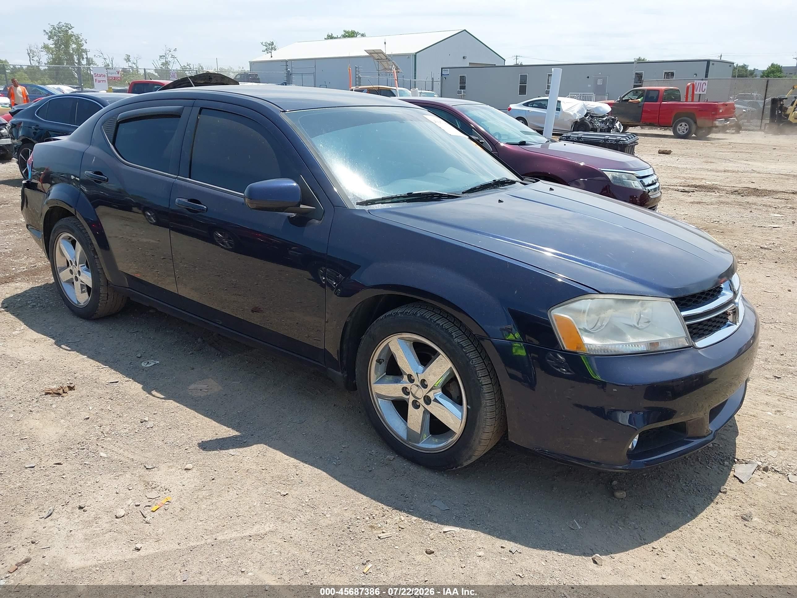 2011 Dodge Avenger Lux, VIN 1B3BD2FB1BN524752 — Зад