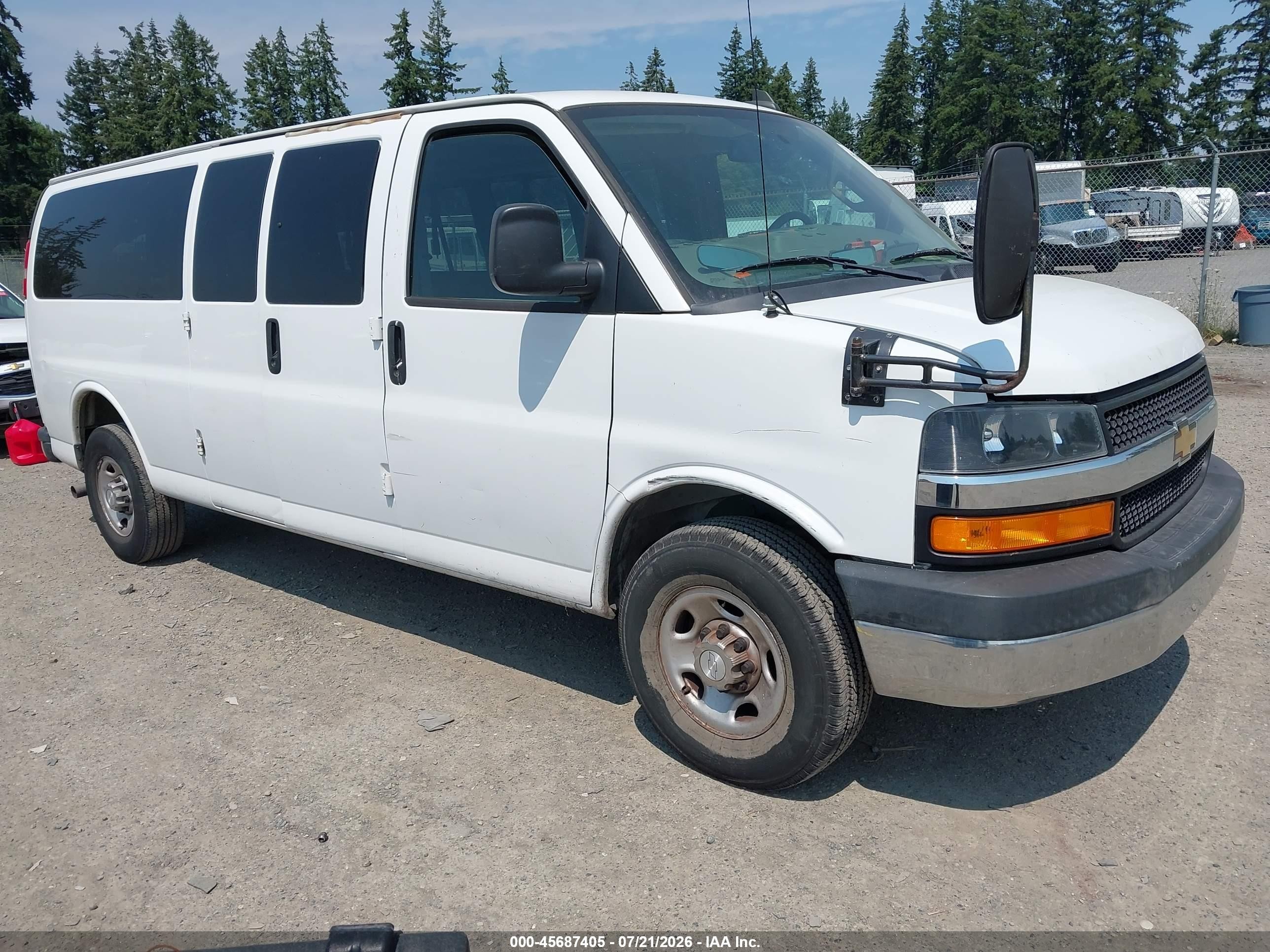 2018 Chevrolet Express Passenger LT, VIN 1GAZGPFG1J1291421 — Normal wear