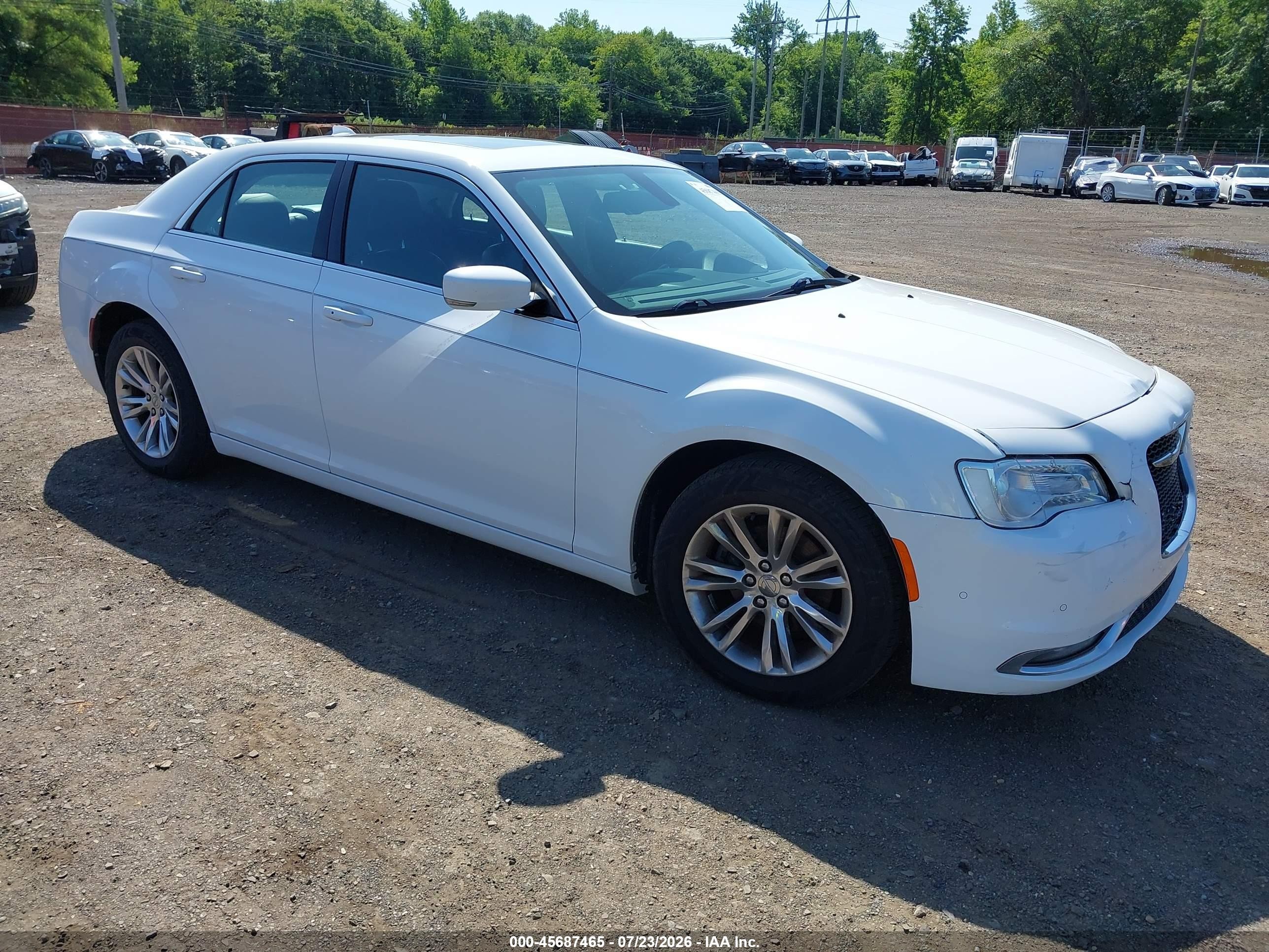2016 Chrysler 300 Anniversary Edition, VIN 2C3CCAAG2GH308139 — Front end