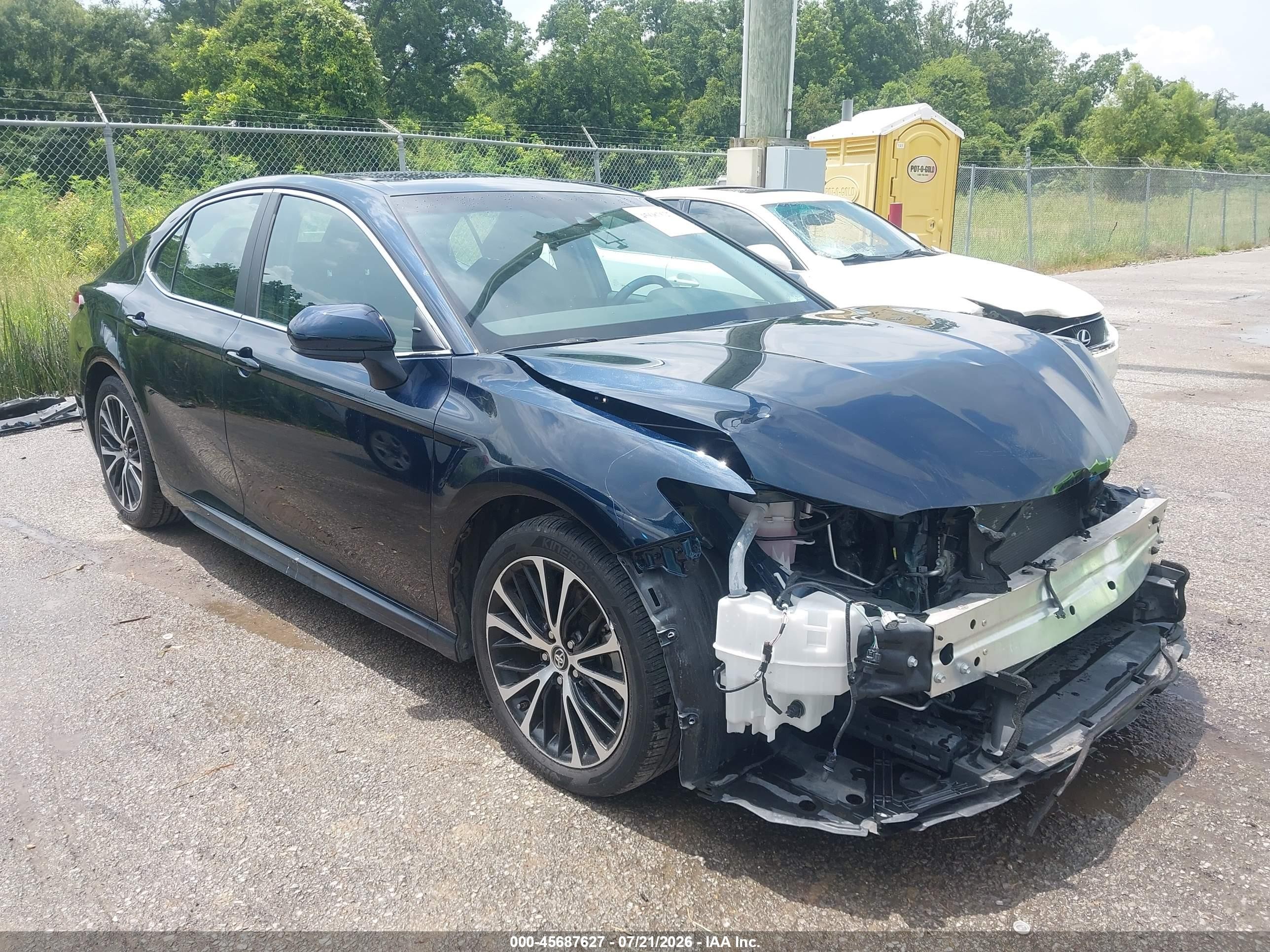 2018 Toyota Camry SE, VIN 4T1B11HK7JU600764 — Перед