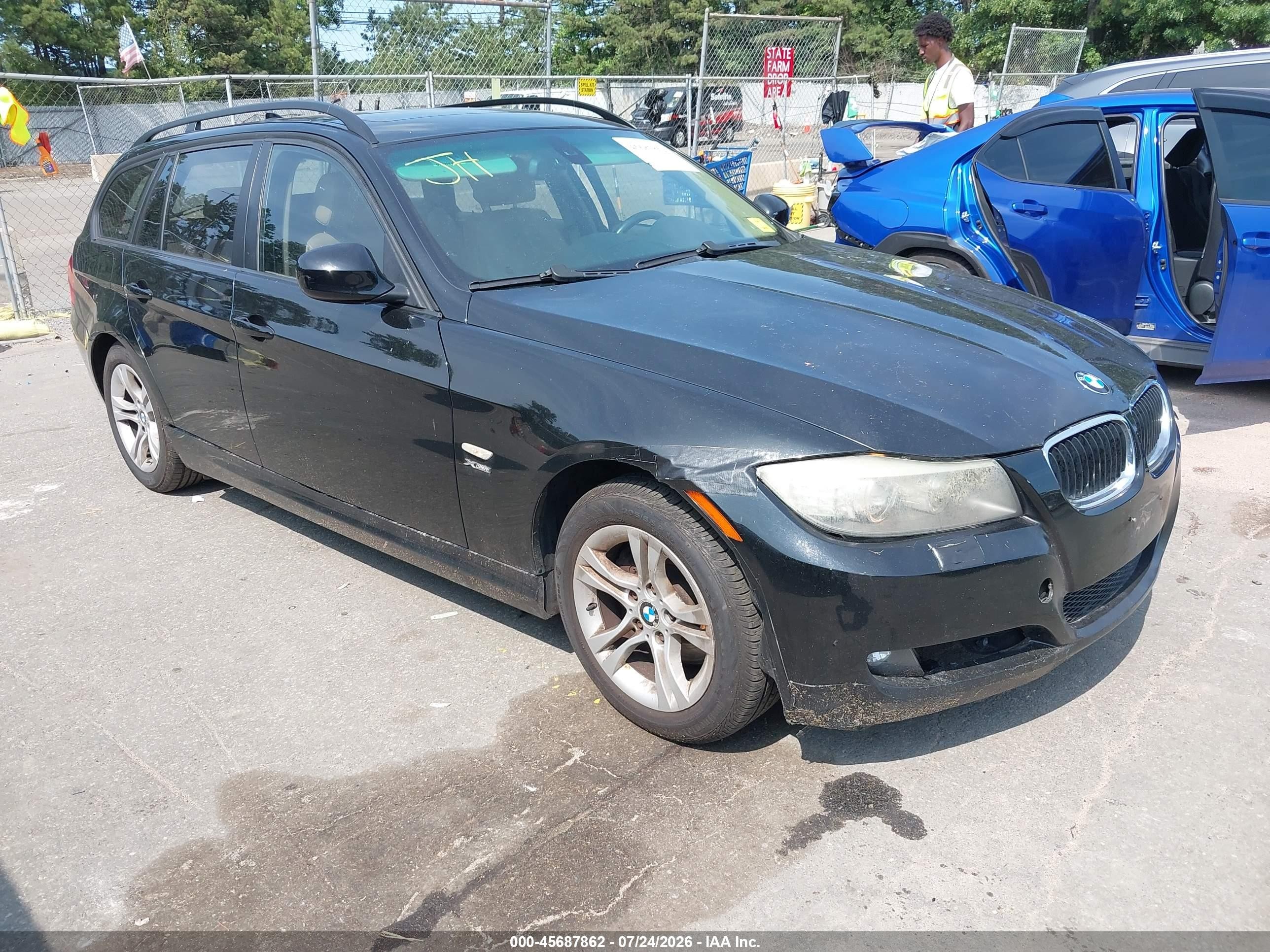 2009 BMW 3 Series 328i xDrive, VIN WBAUU33599A540496 — Бок