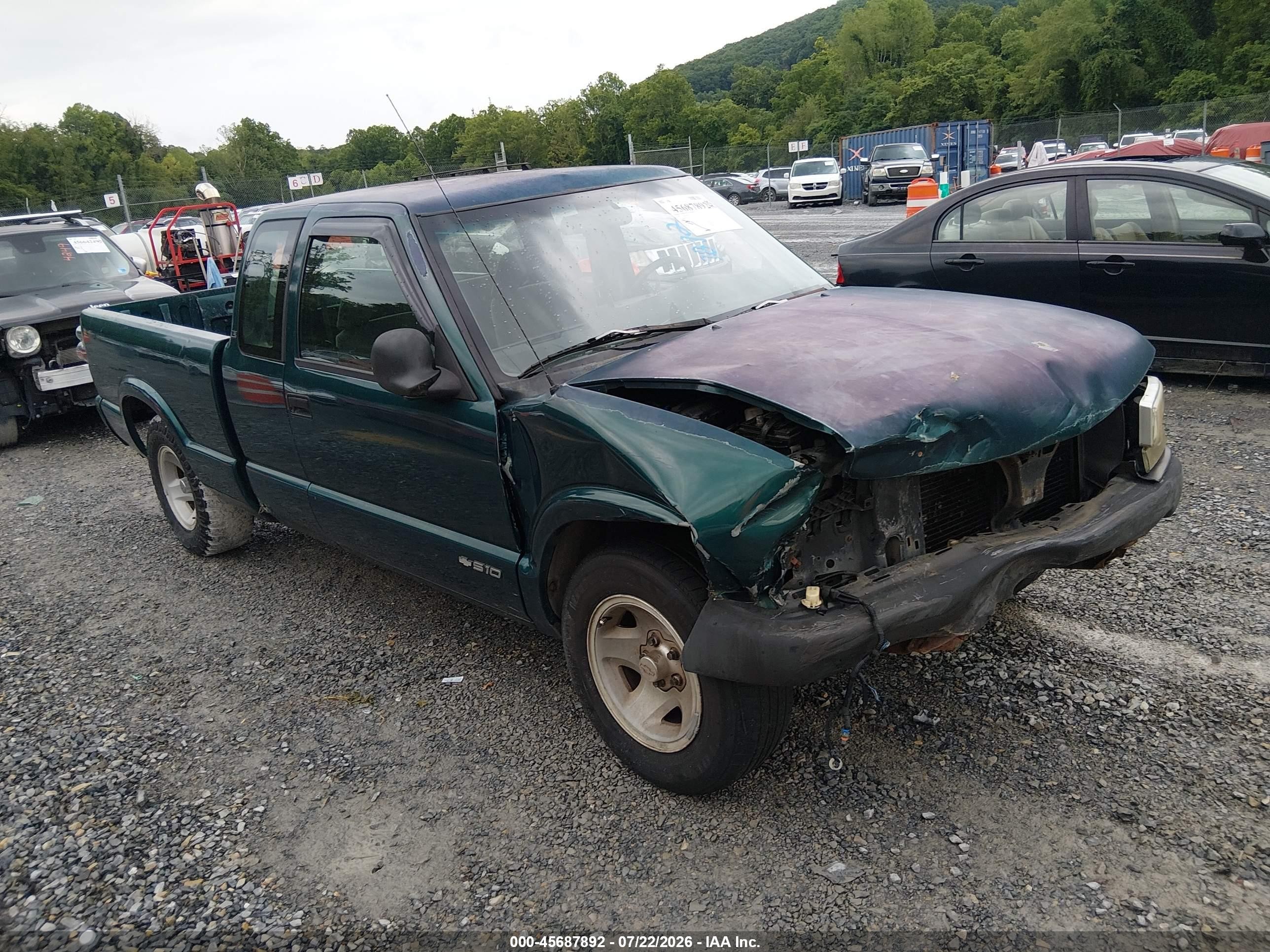 1997 Chevrolet S-10 LS, VIN 1GCCS19X3VK235243 — Front end