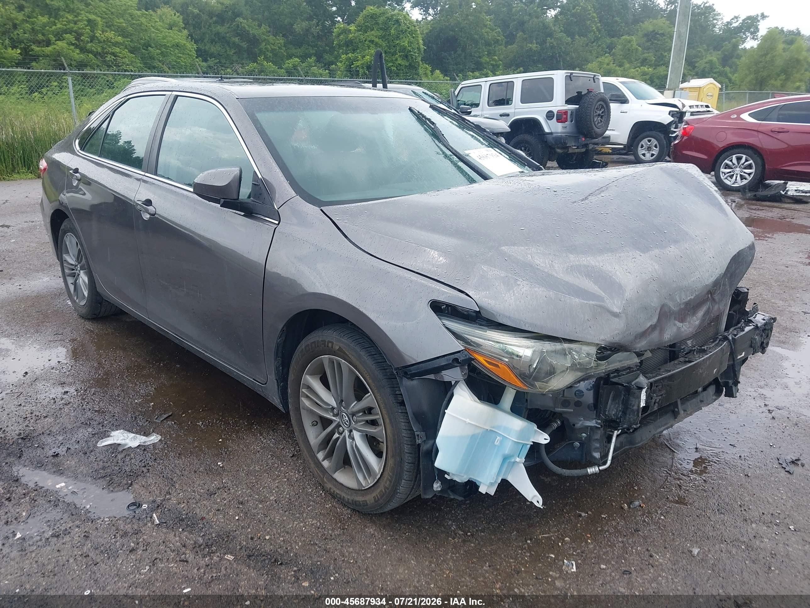 2017 Toyota Camry SE, VIN 4T1BF1FK7HU359657 — Front end