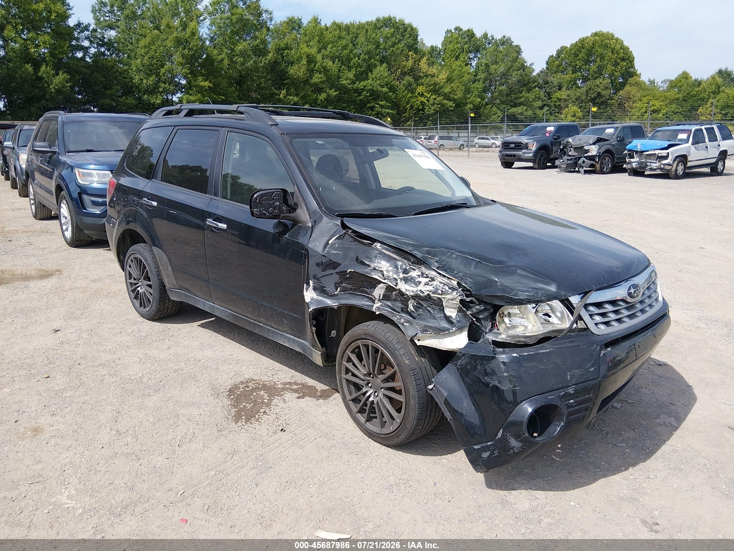 2013 Subaru Forester X Premium, VIN JF2SHACC5DH438177 — Front end