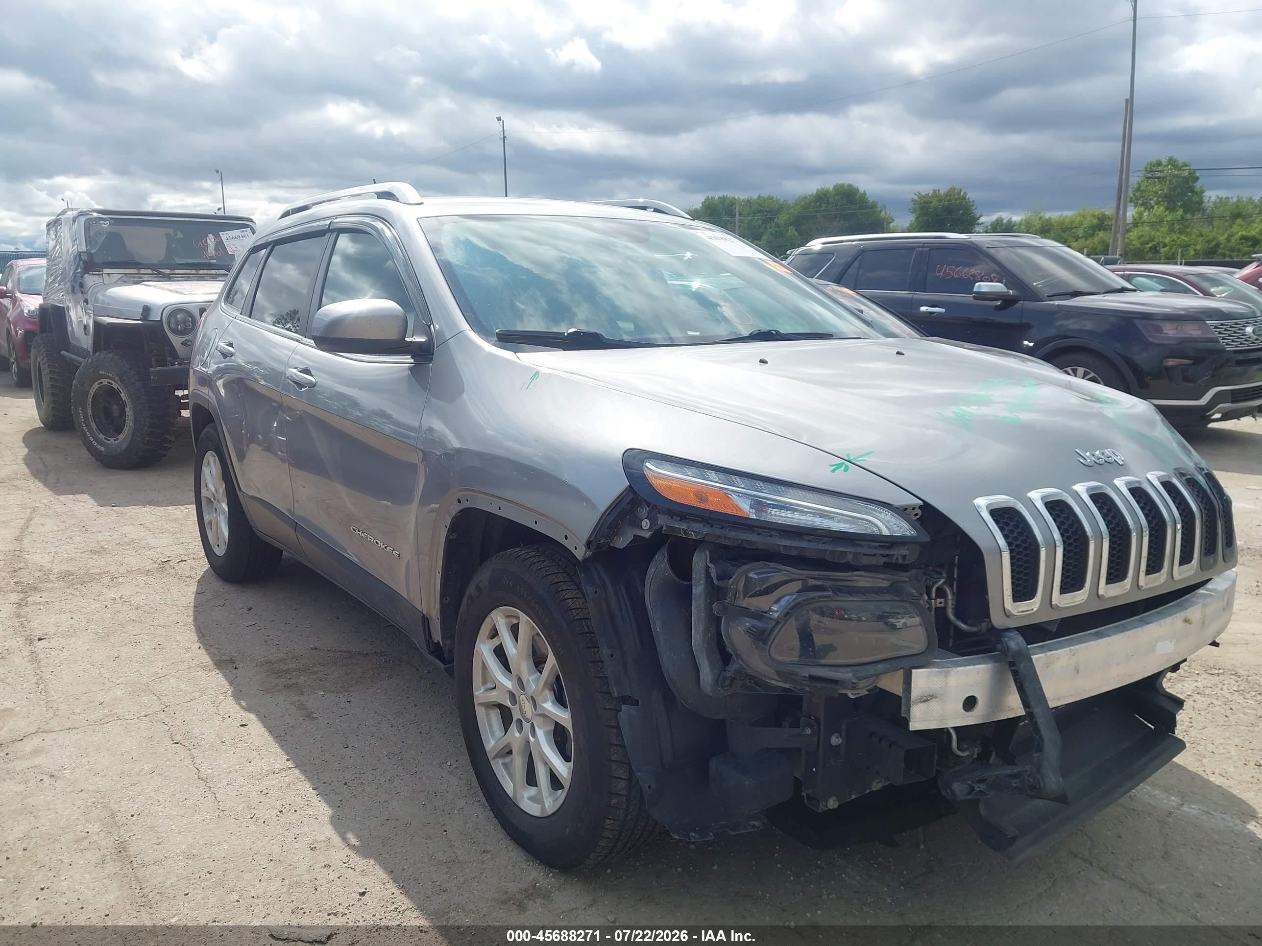 2015 Jeep Cherokee Latitude, VIN 1C4PJMCS0FW577813 — Перед