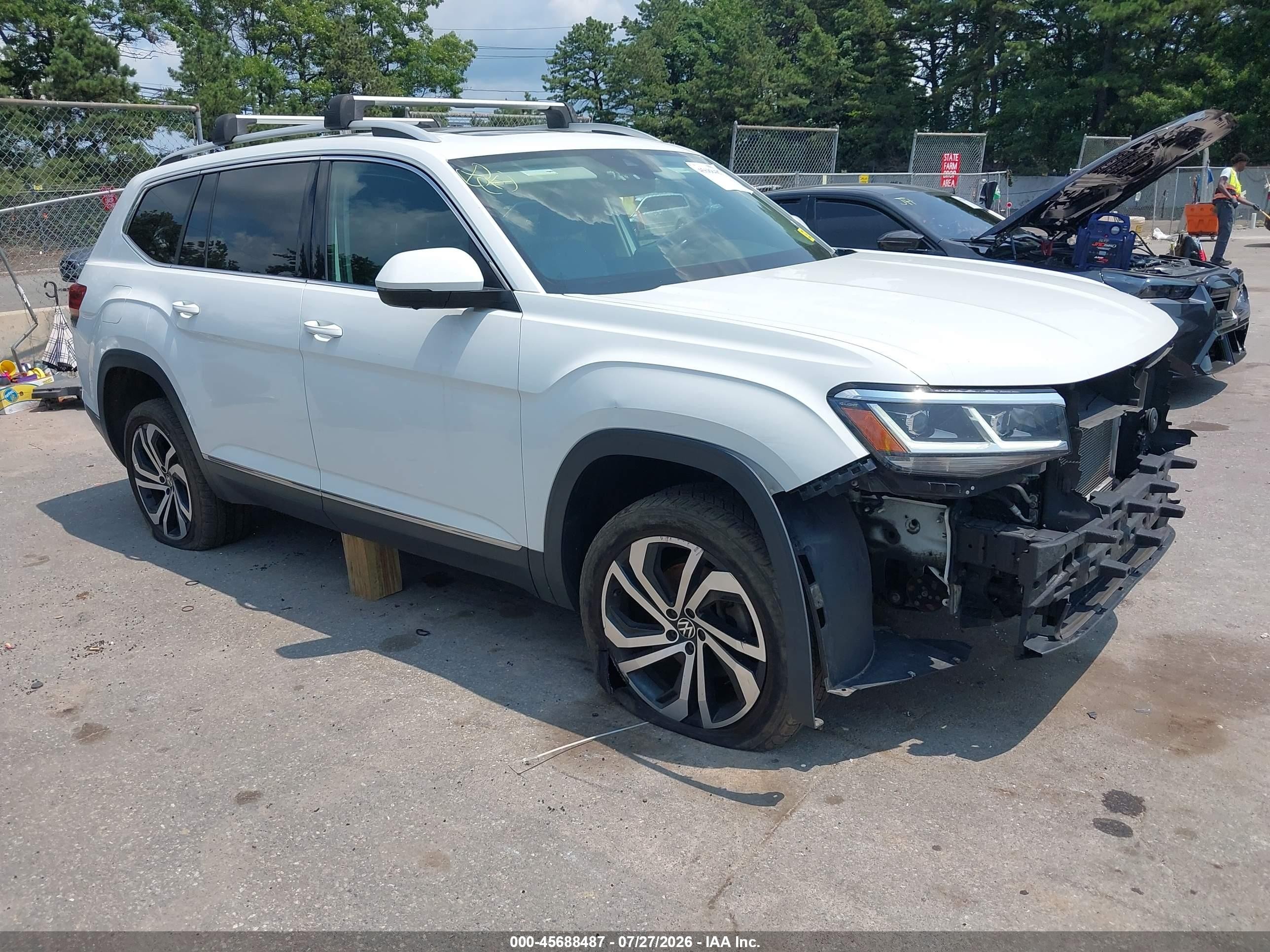 2021 Volkswagen Atlas SEL Premium, VIN 1V2TR2CA1MC533786 — Front end