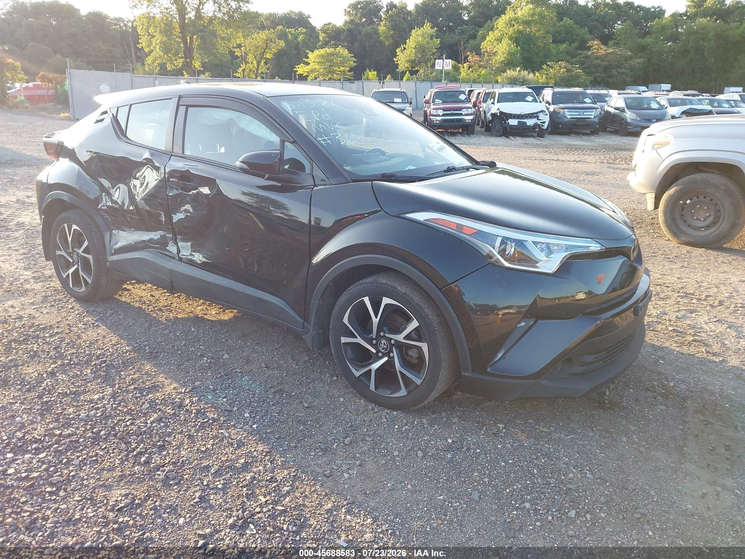 2018 Toyota C-HR XLE, VIN NMTKHMBX8JR047342 — Бок