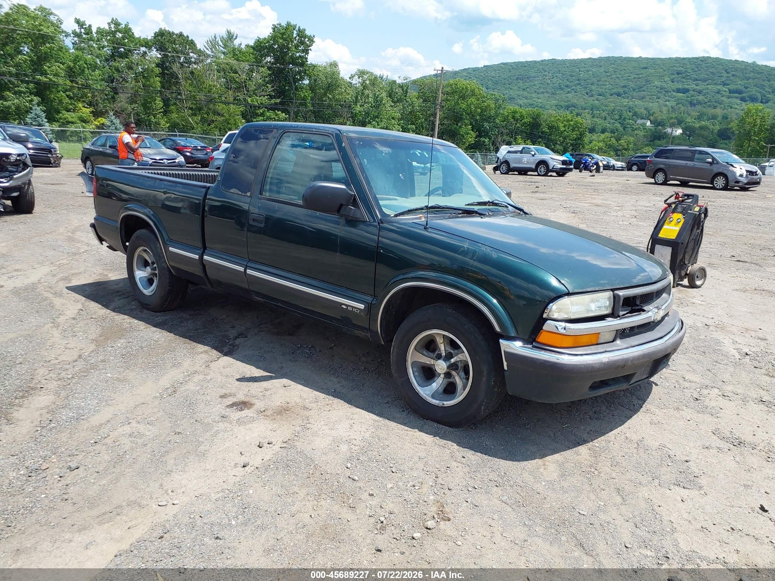 2001 Chevrolet S-10 LS, VIN 1GCCS19W418216571 — Normal wear
