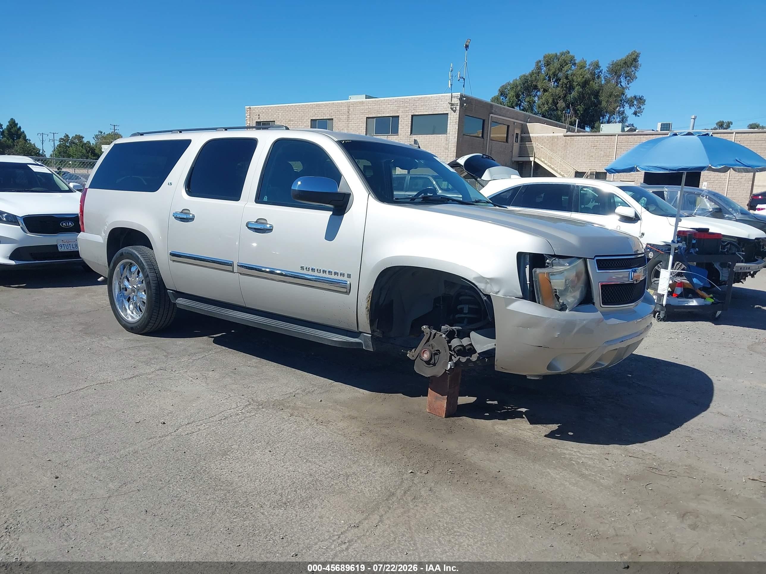 2008 Chevrolet Suburban LTZ, VIN 1GNFC16068R131138 — Front end