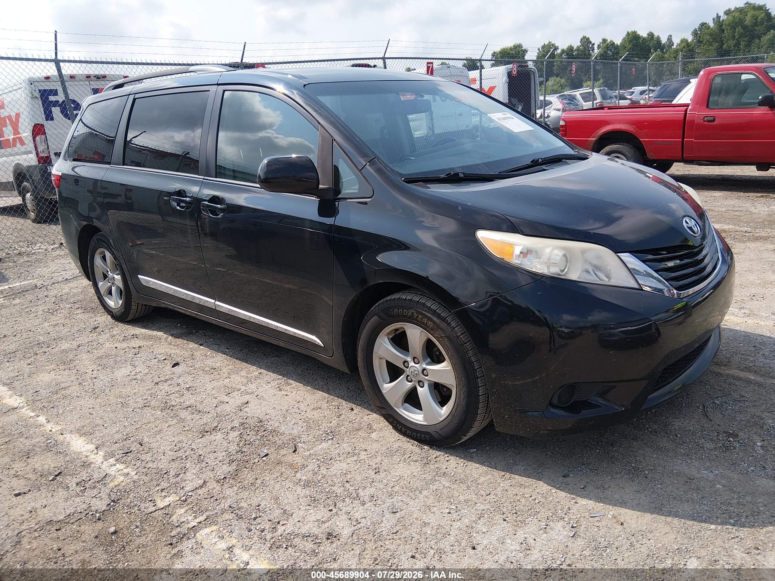 2015 Toyota Sienna LE, VIN 5TDKK3DC2FS661432 — Rear end