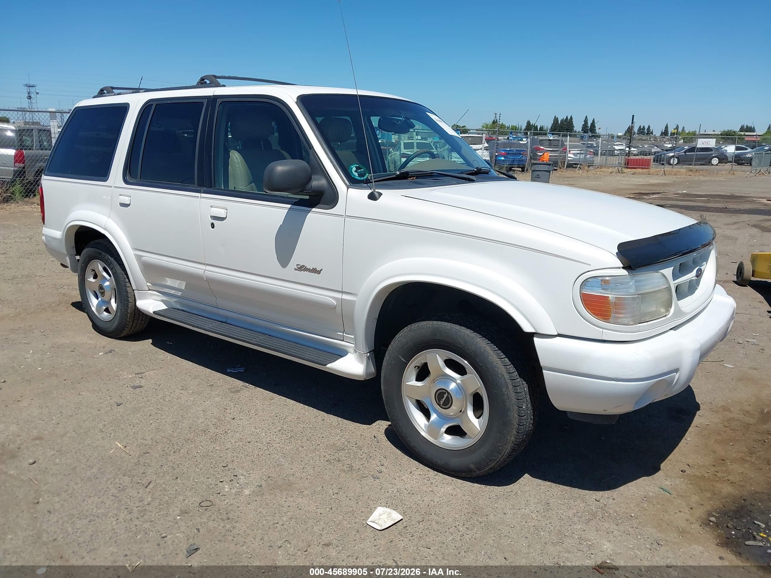 2000 Ford Explorer Limited, VIN 1FMDU75E4YZB18140 — Normal wear