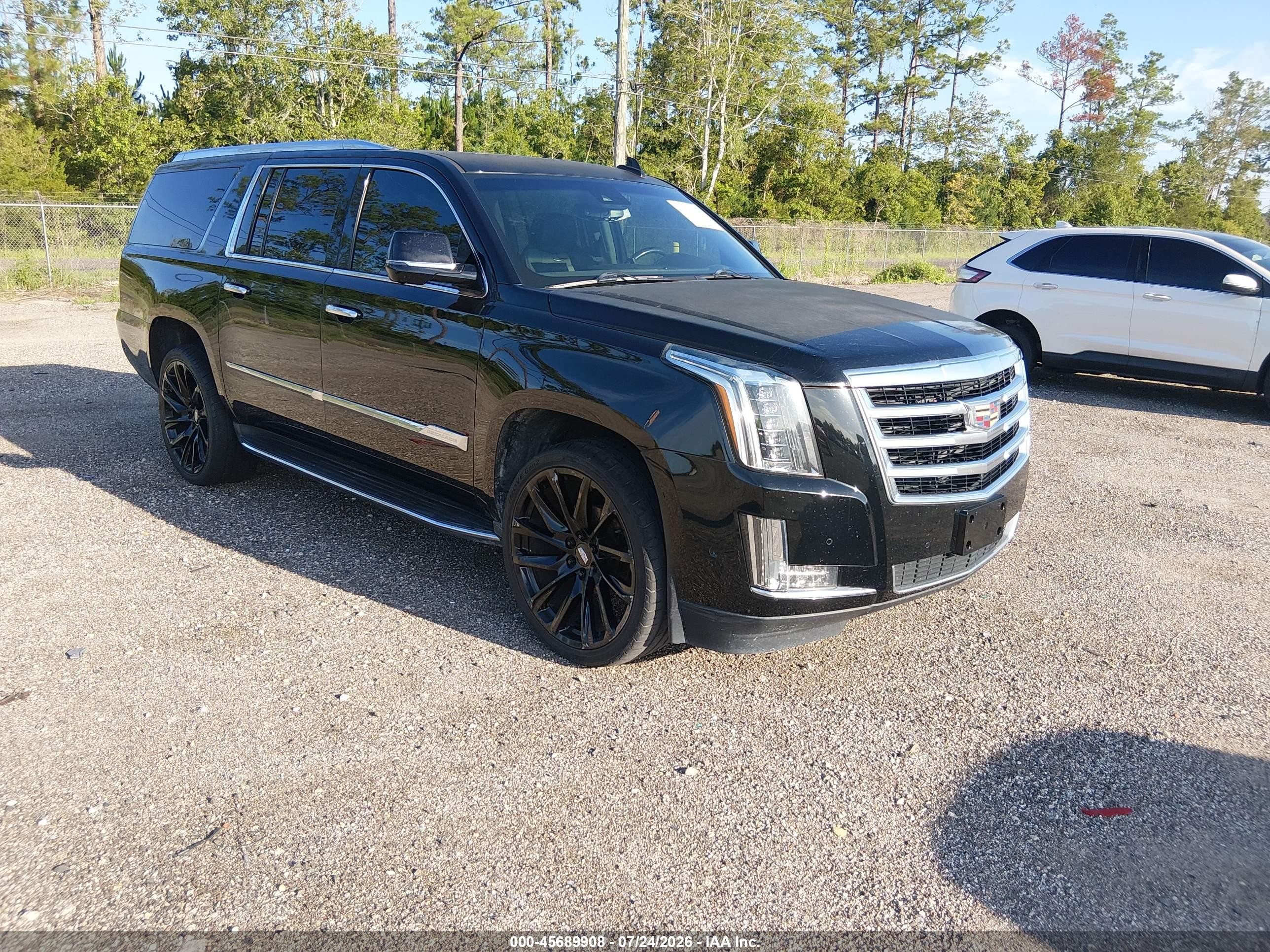 2017 Cadillac Escalade ESV Luxury, VIN 1GYS3HKJ9HR235647 — Front end