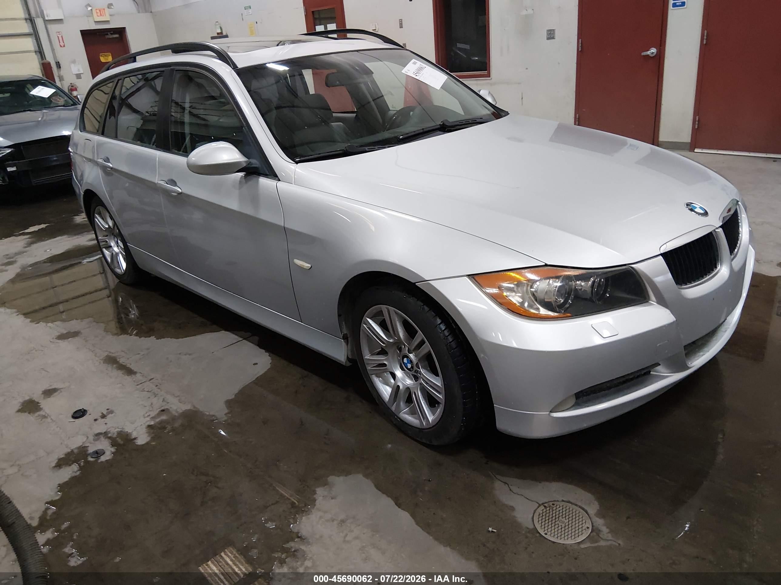2007 BMW 3 Series 328xi, VIN WBAVT73517FZ36050 — Бок